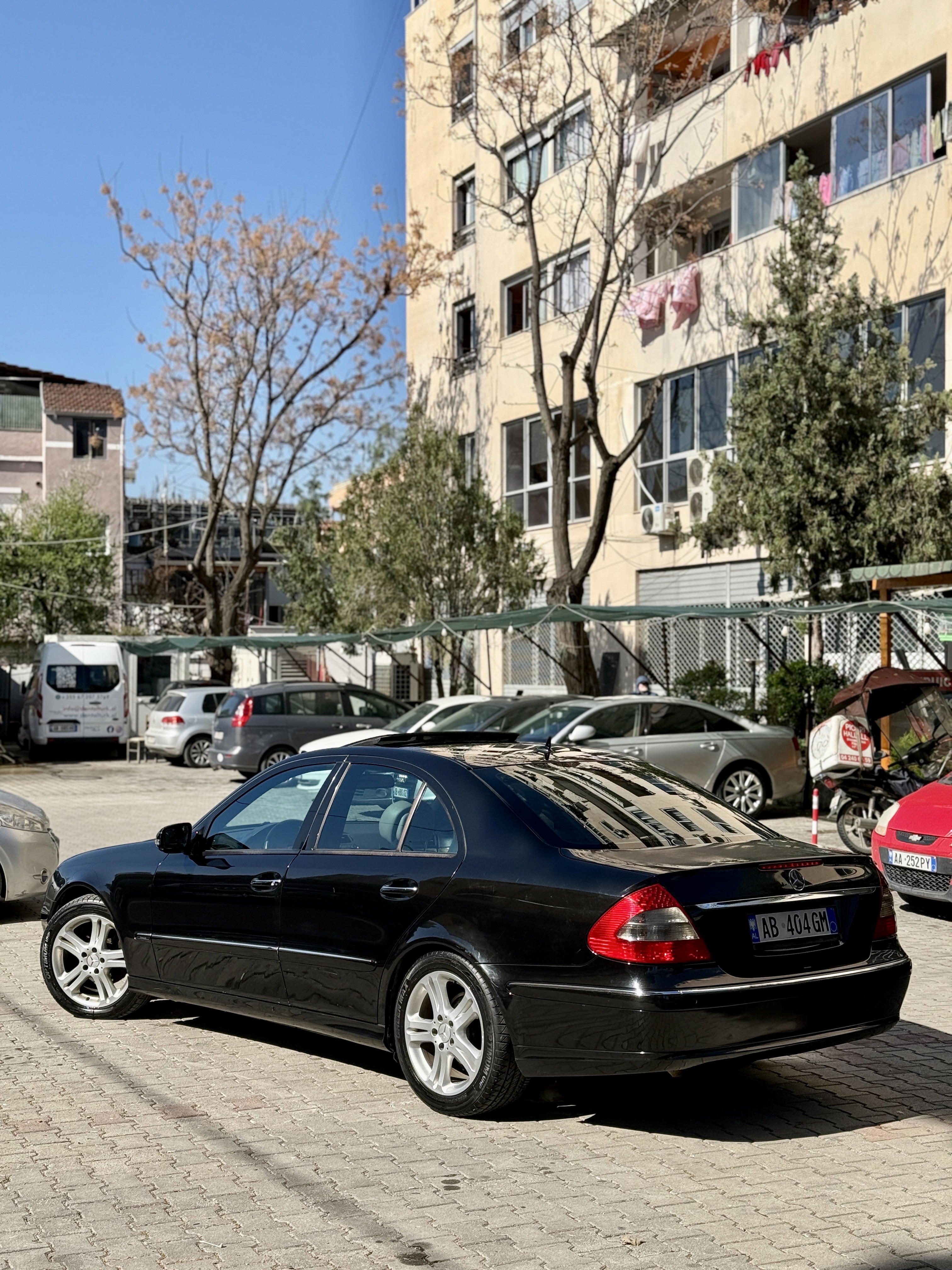 Mercedes-Benz 300 E - side view