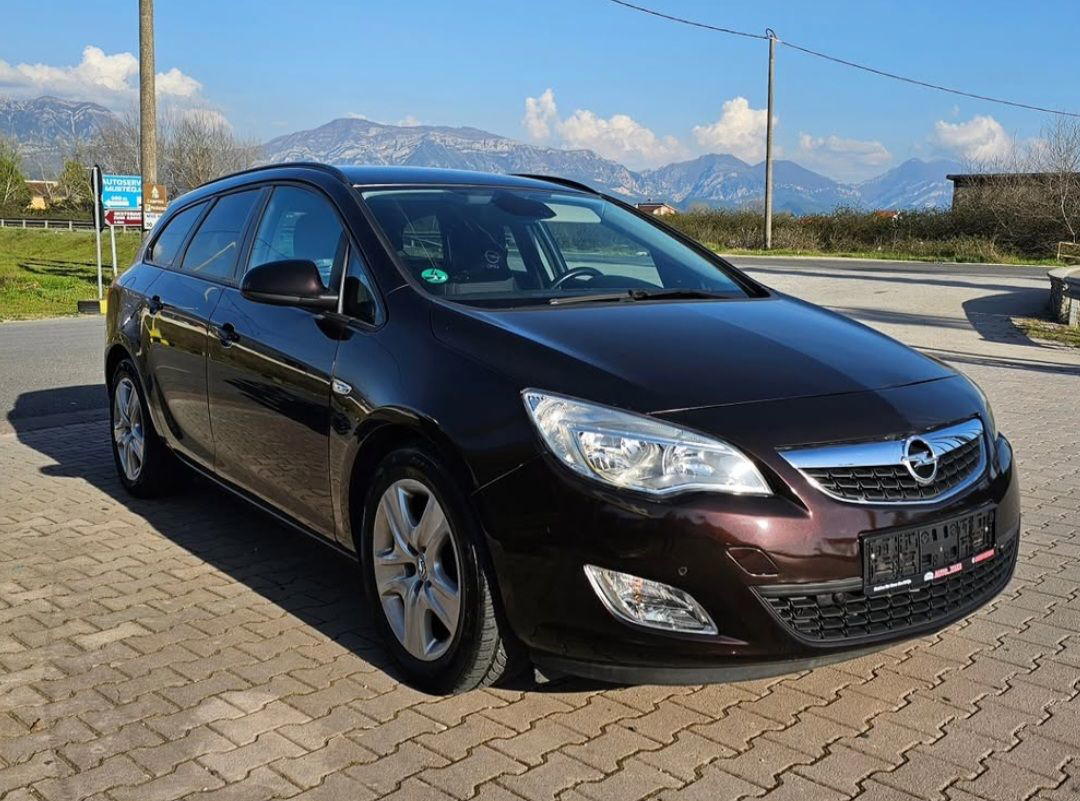 Opel Astra - side view