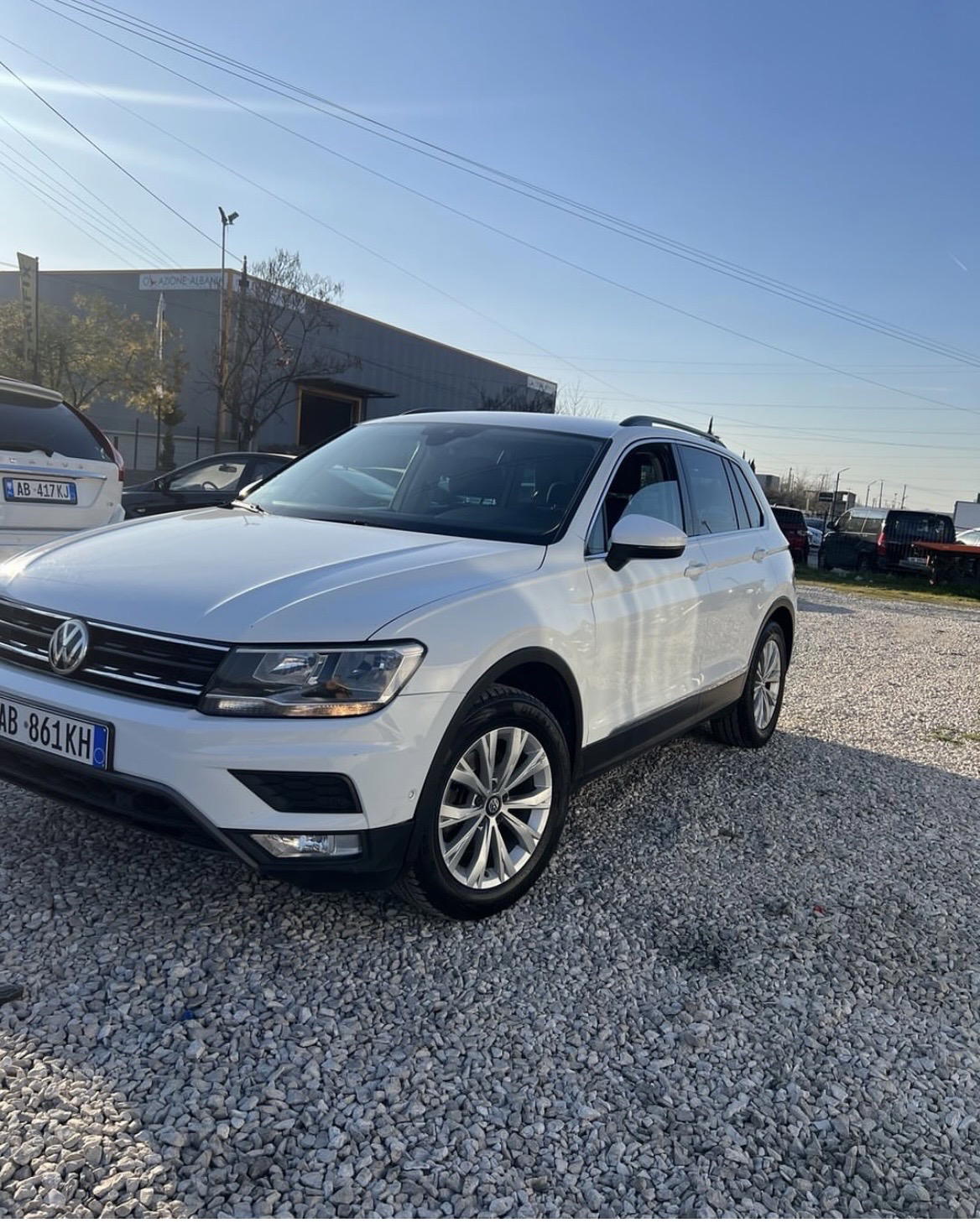 Volkswagen Tiguan - side view
