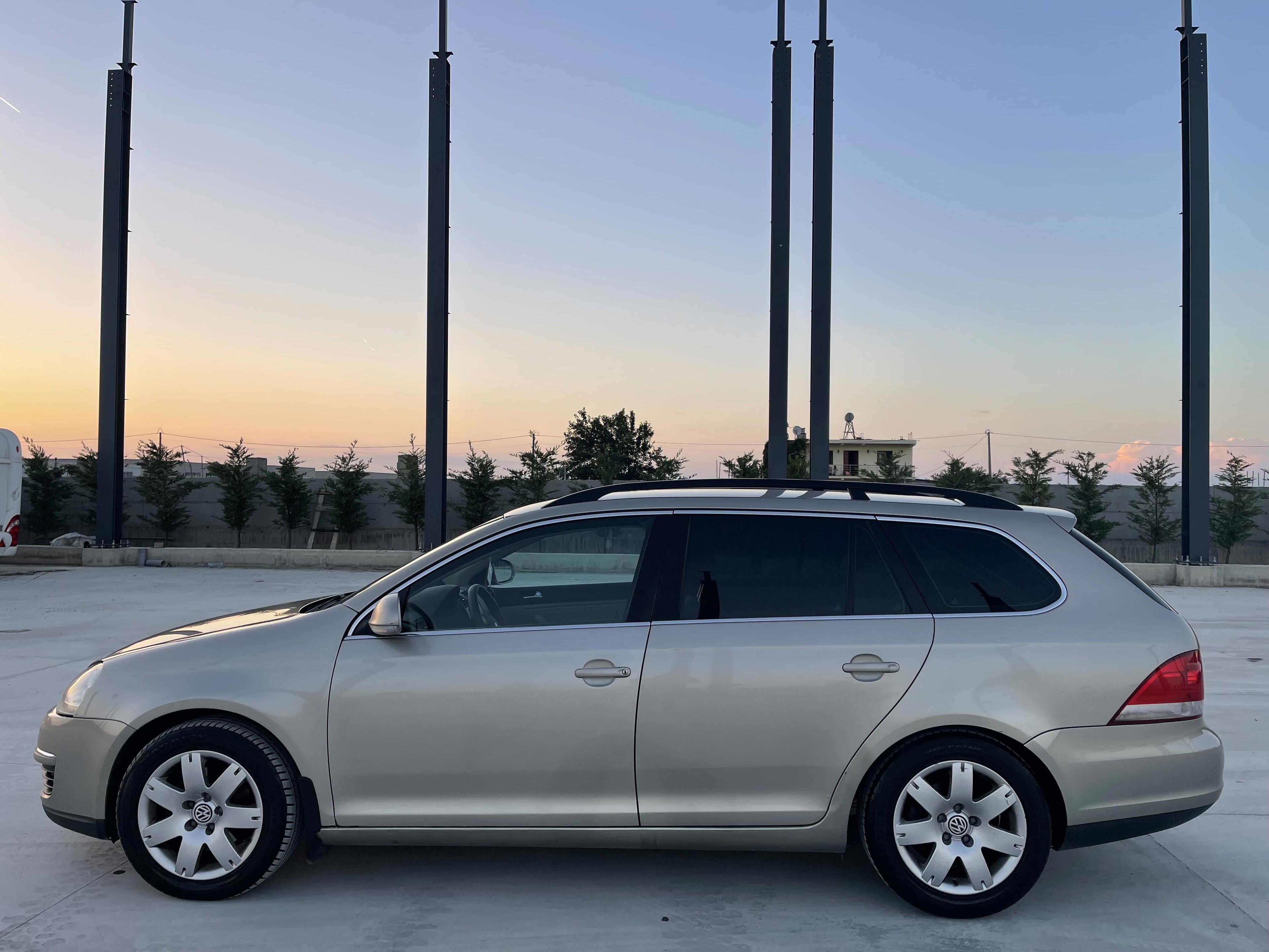 Volkswagen Golf - side view
