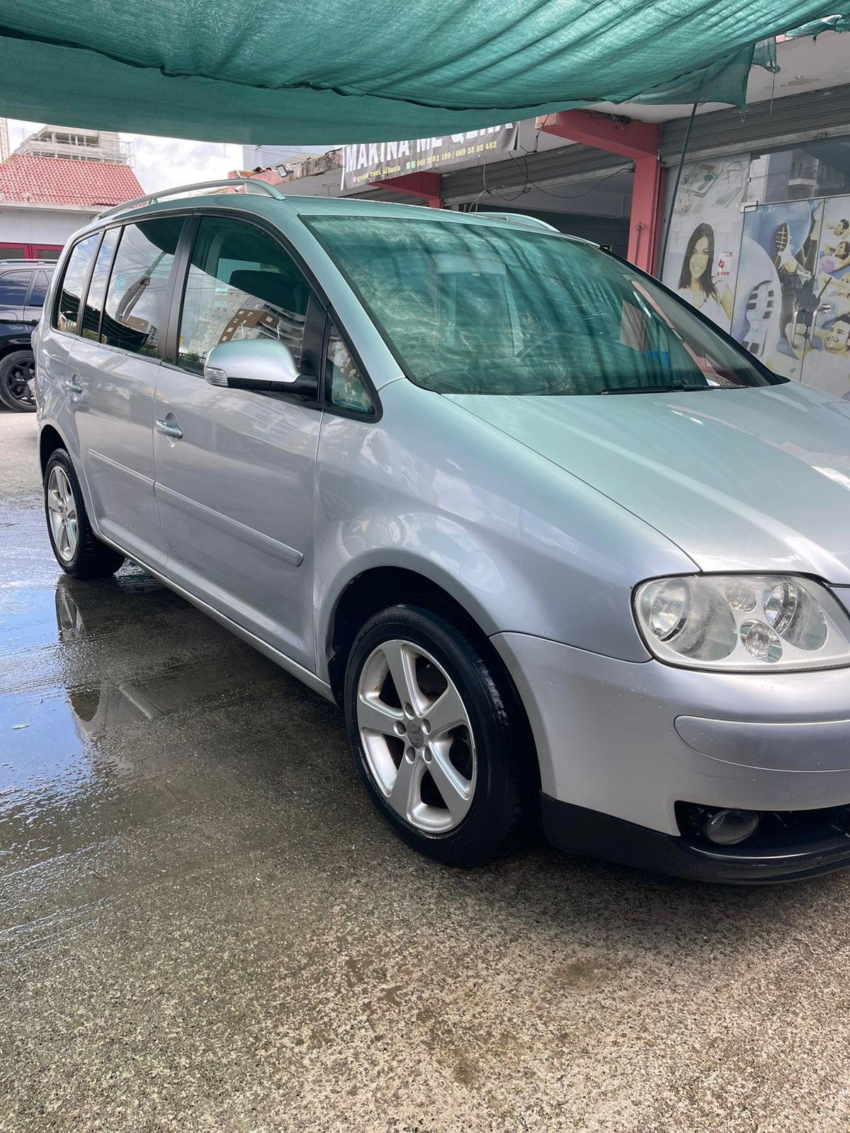 Volkswagen Touran - side view