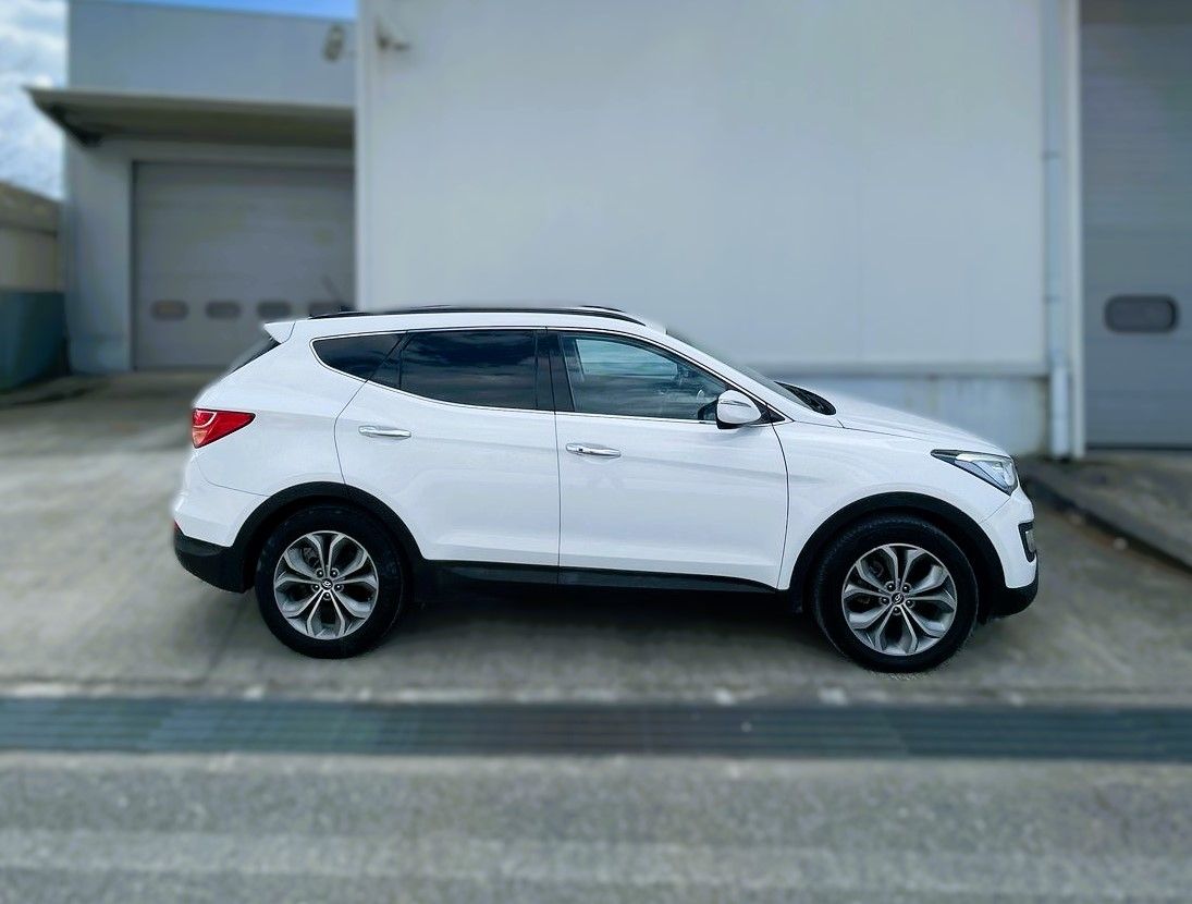 Hyundai Santa Fe Sport - side view