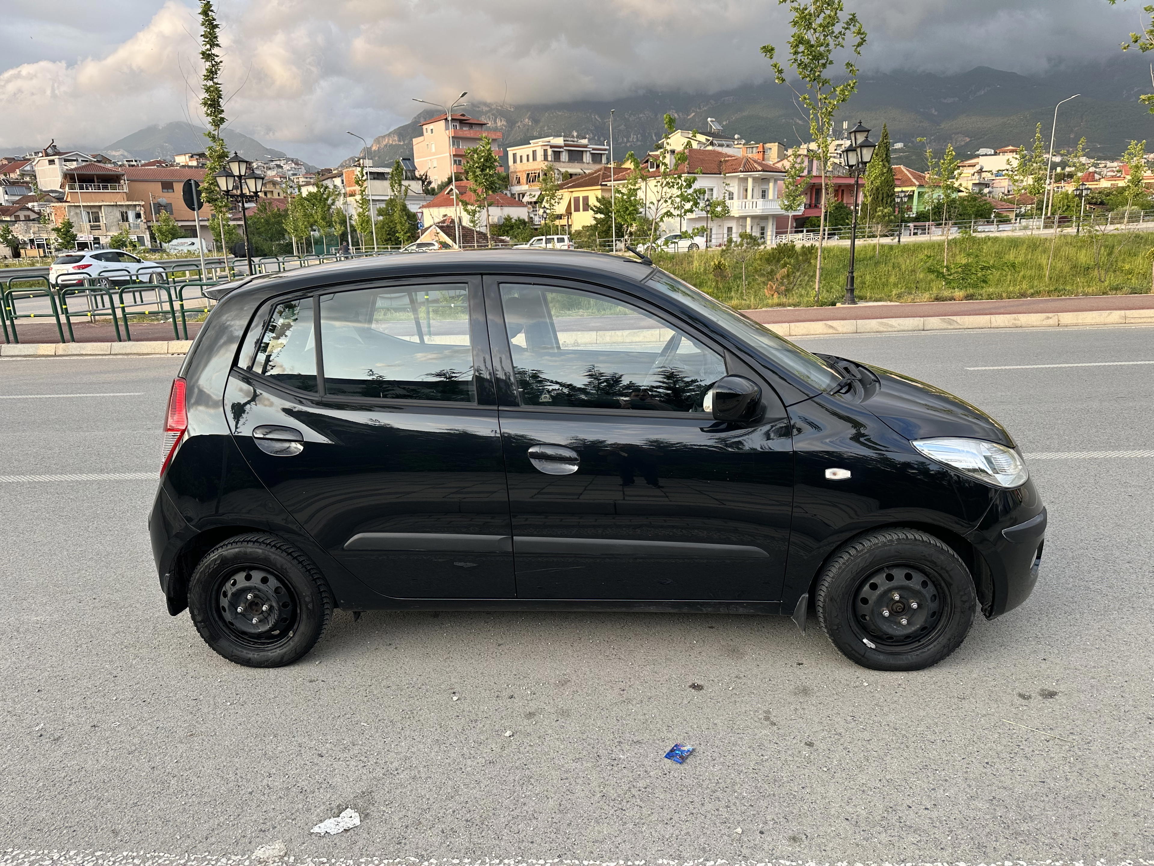 Hyundai i10 - side view