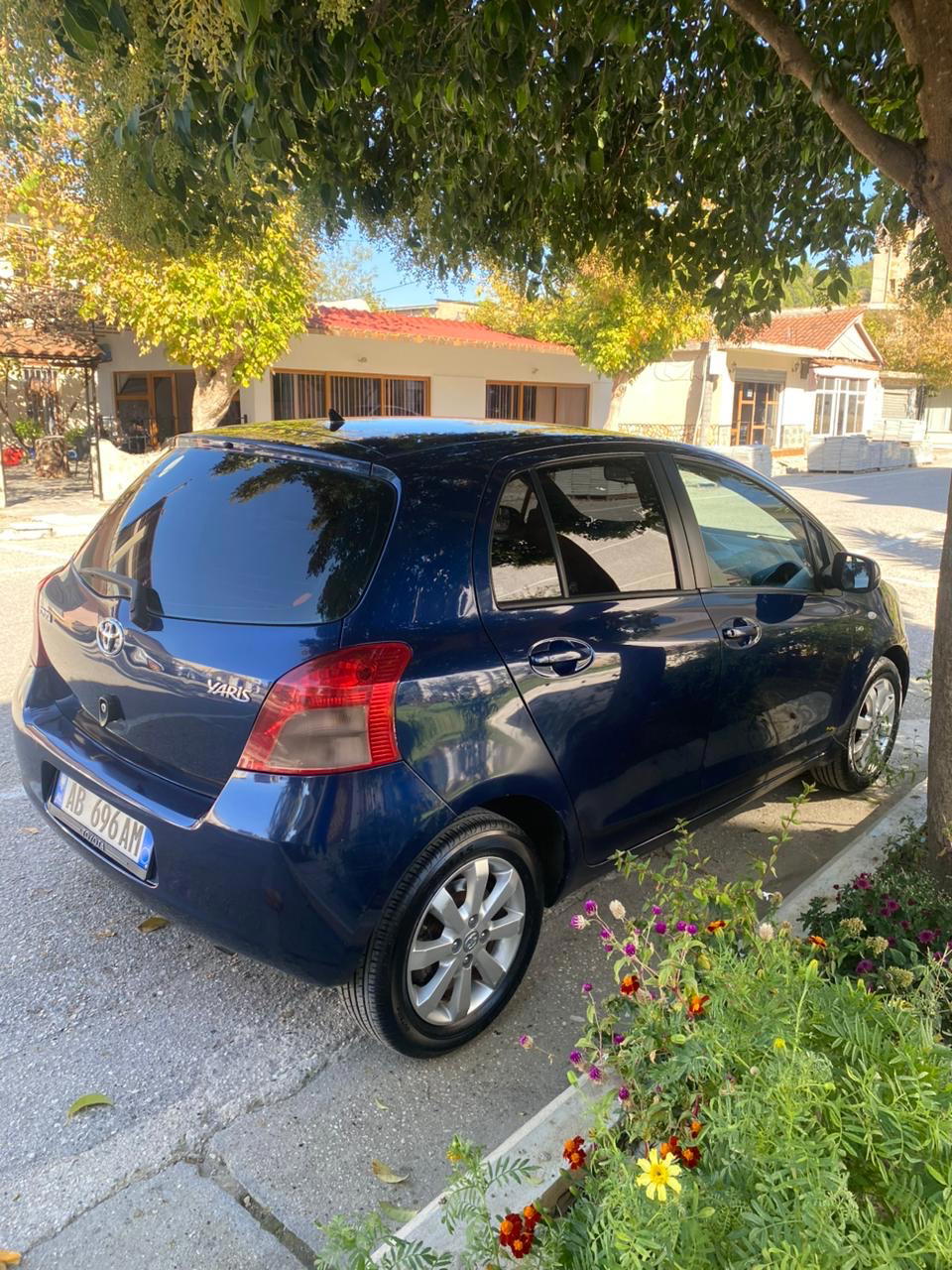 Toyota Yaris - side view