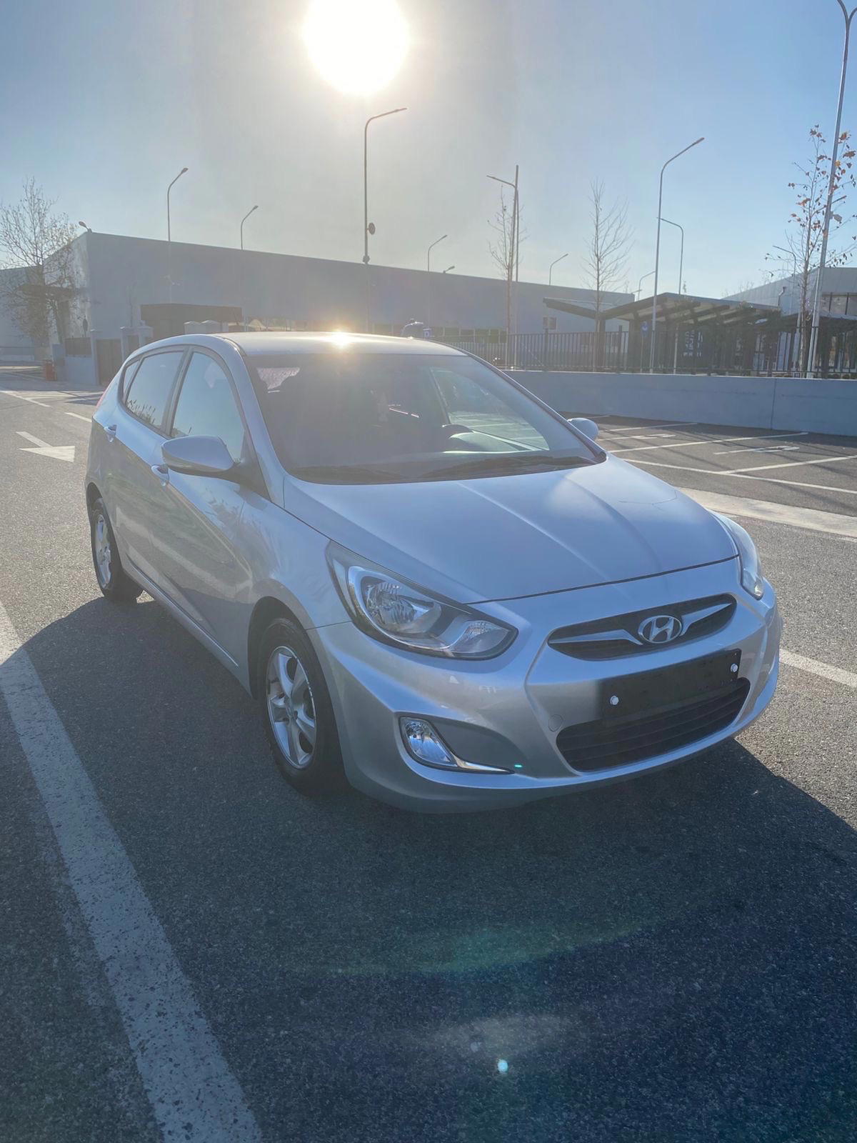 Hyundai Accent - side view