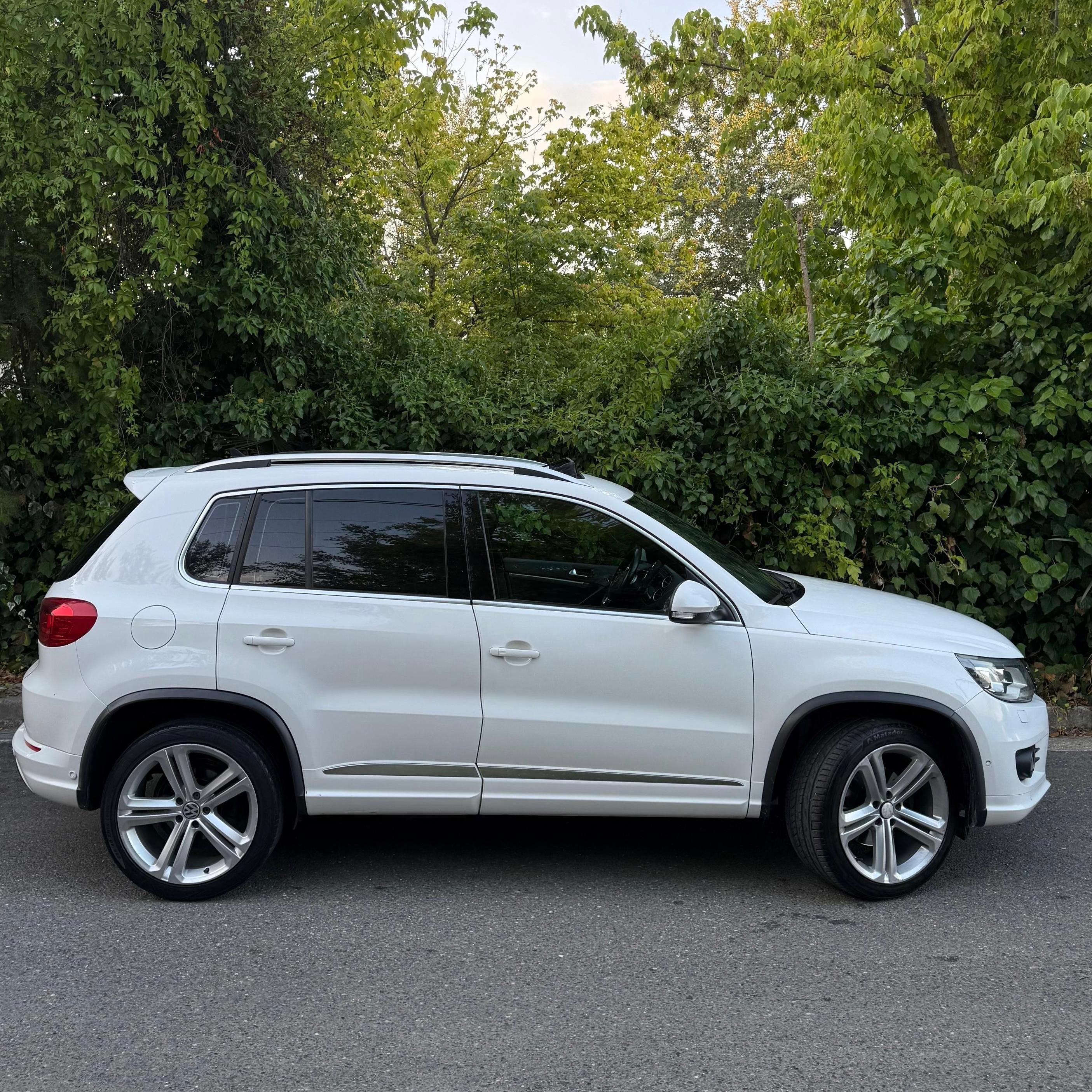 Volkswagen Tiguan - side view