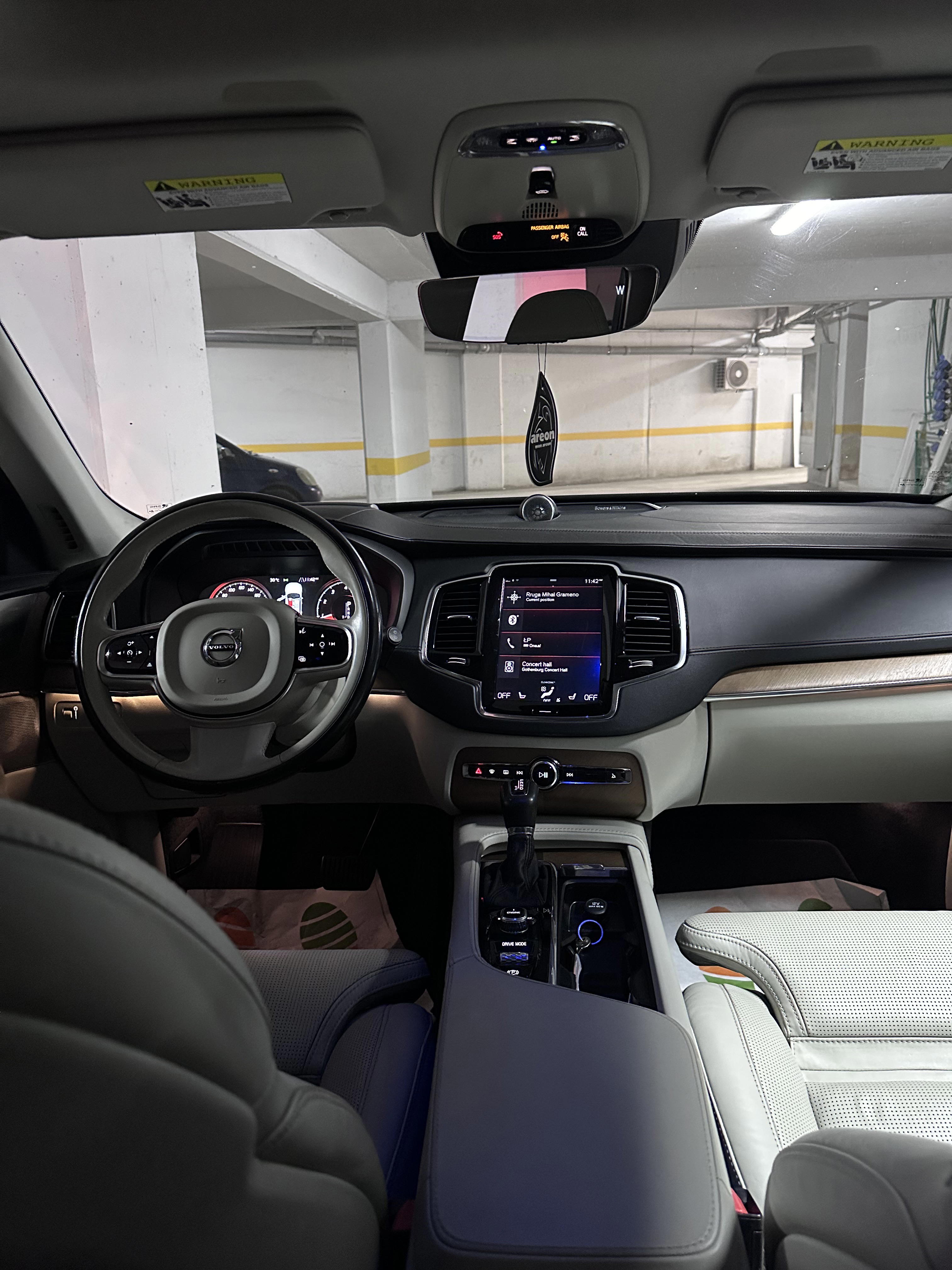 Volvo XC90 - side view