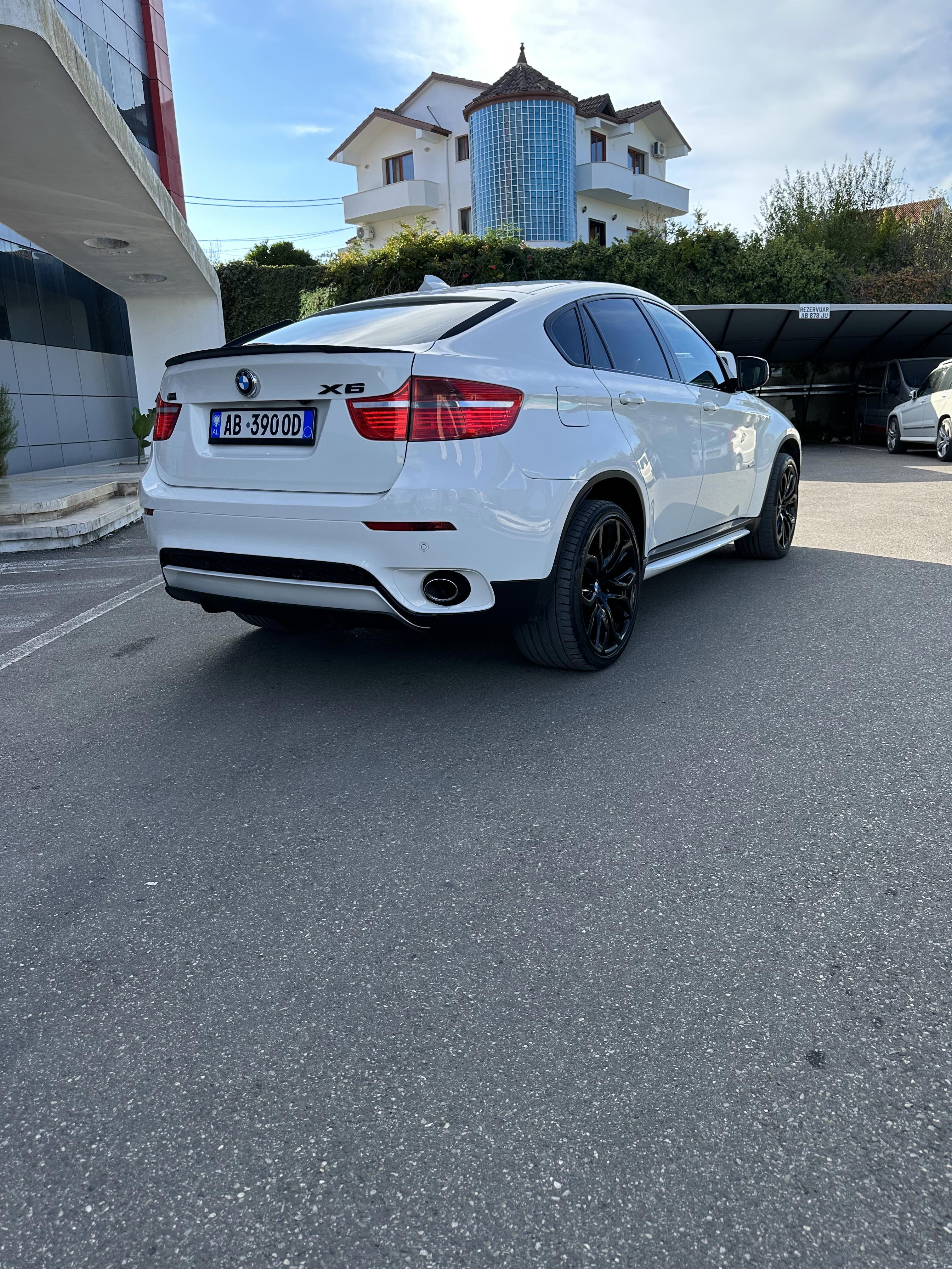 BMW X6 - side view