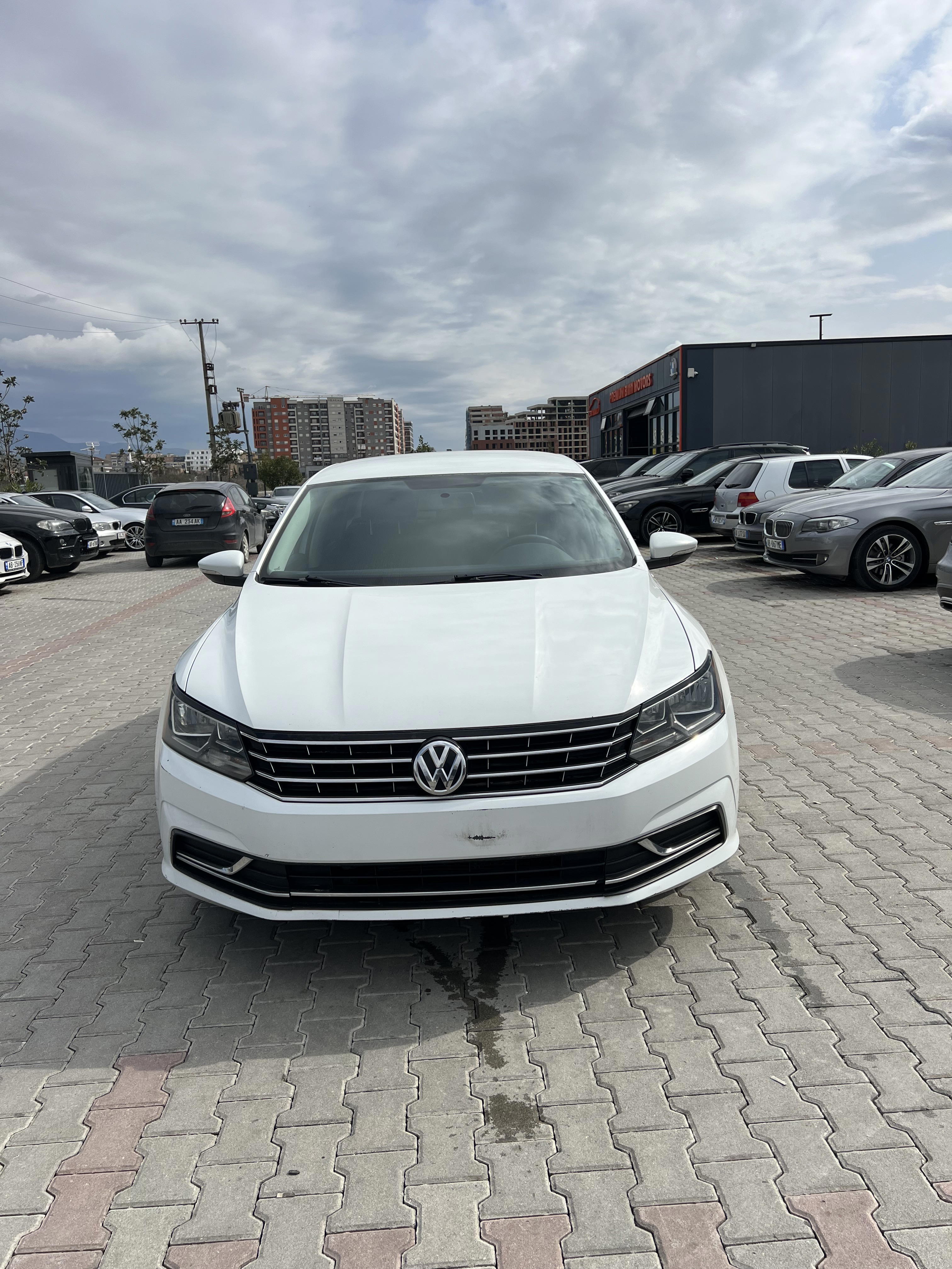 Volkswagen Passat - side view