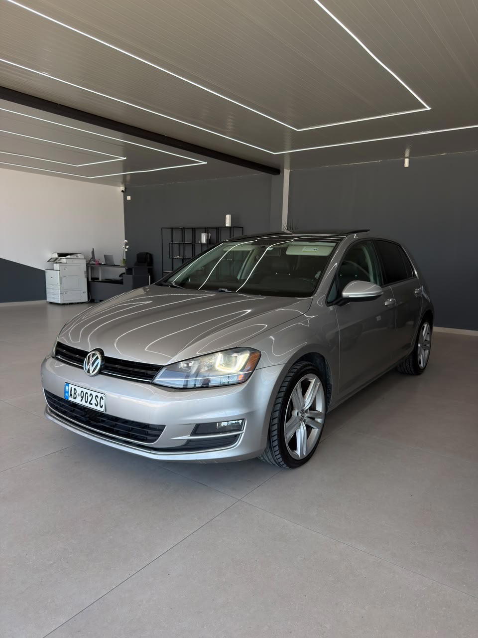 Volkswagen Golf - side view