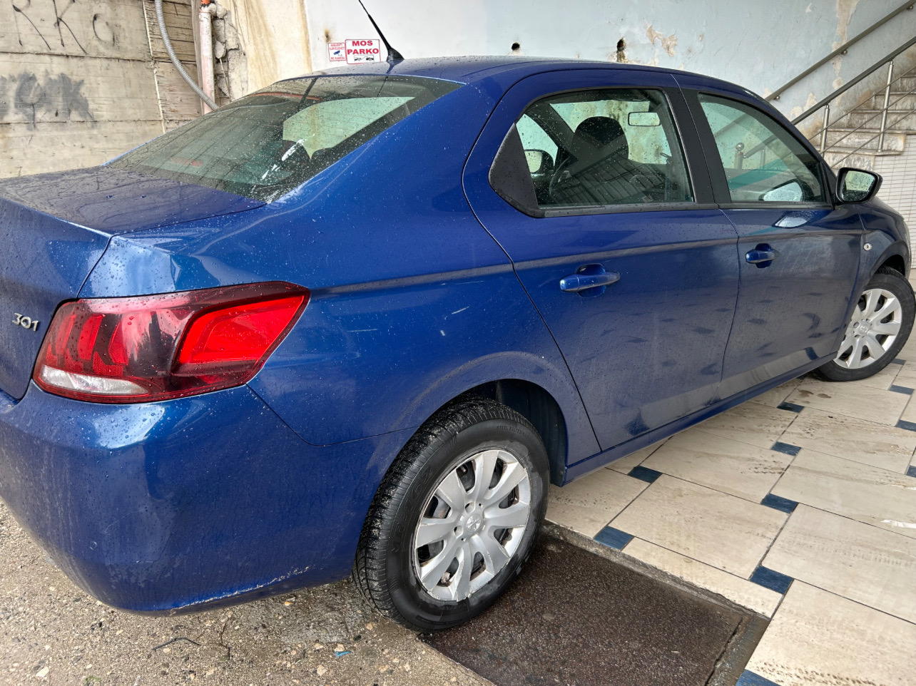 Peugeot 301 - side view