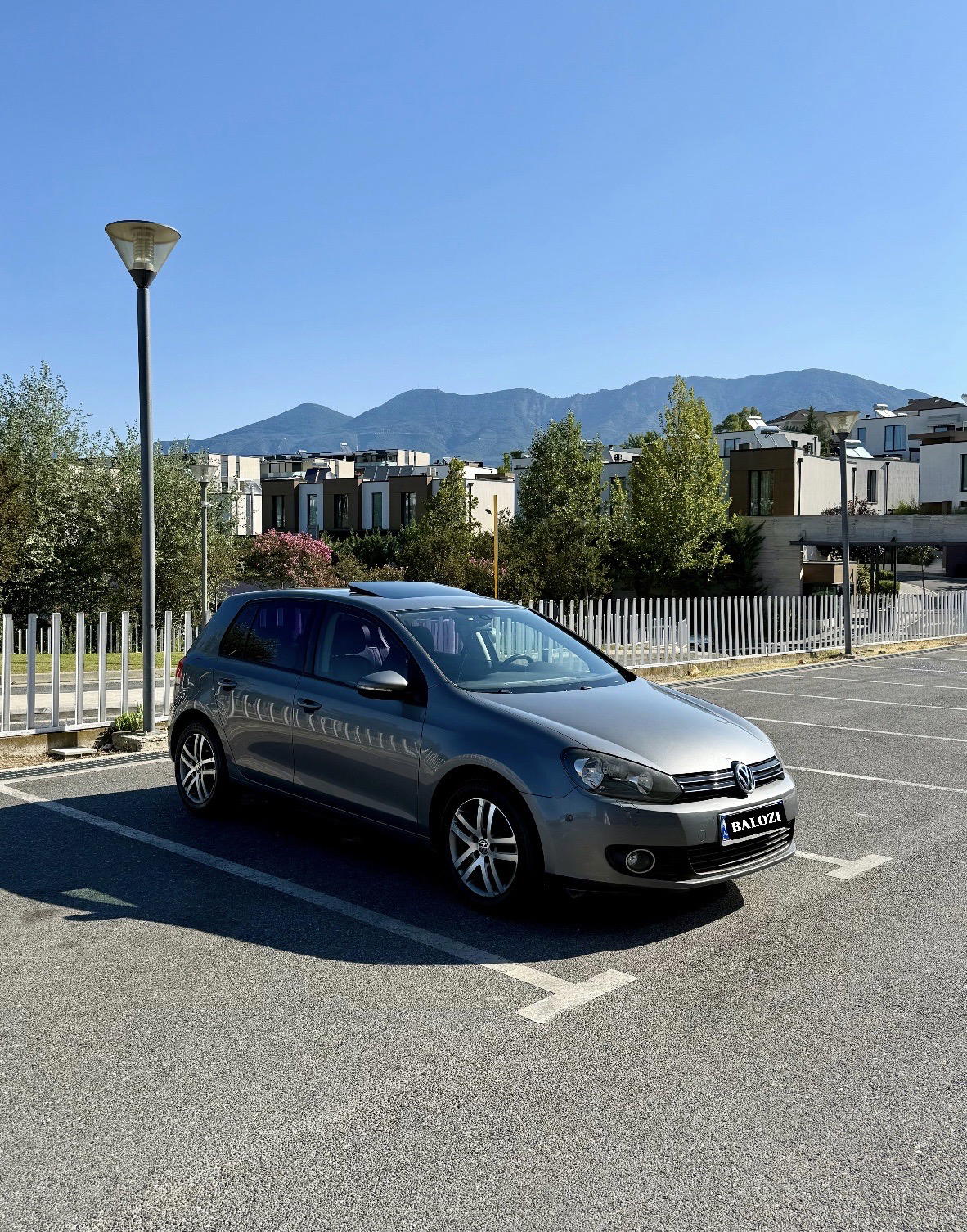 Volkswagen Golf - side view