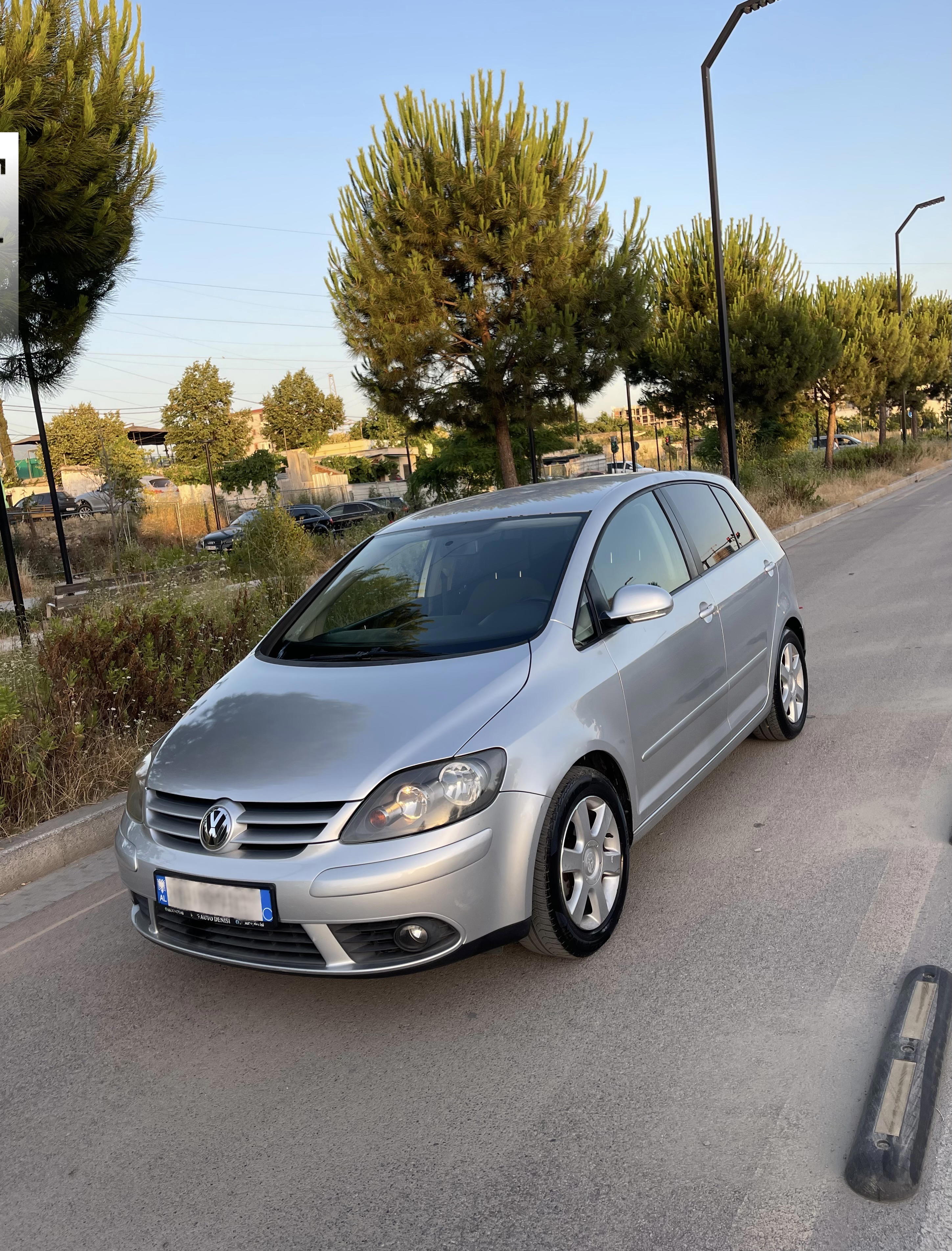 Volkswagen Golf Plus - side view
