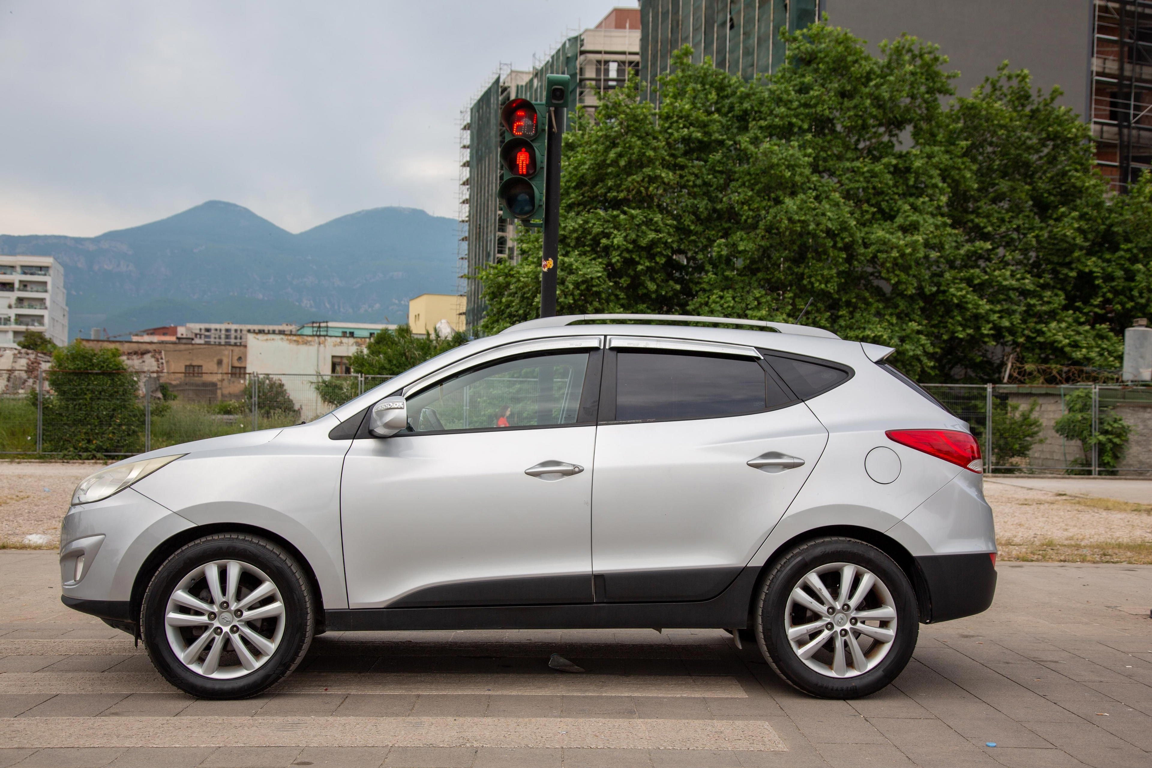 Hyundai Tucson - side view