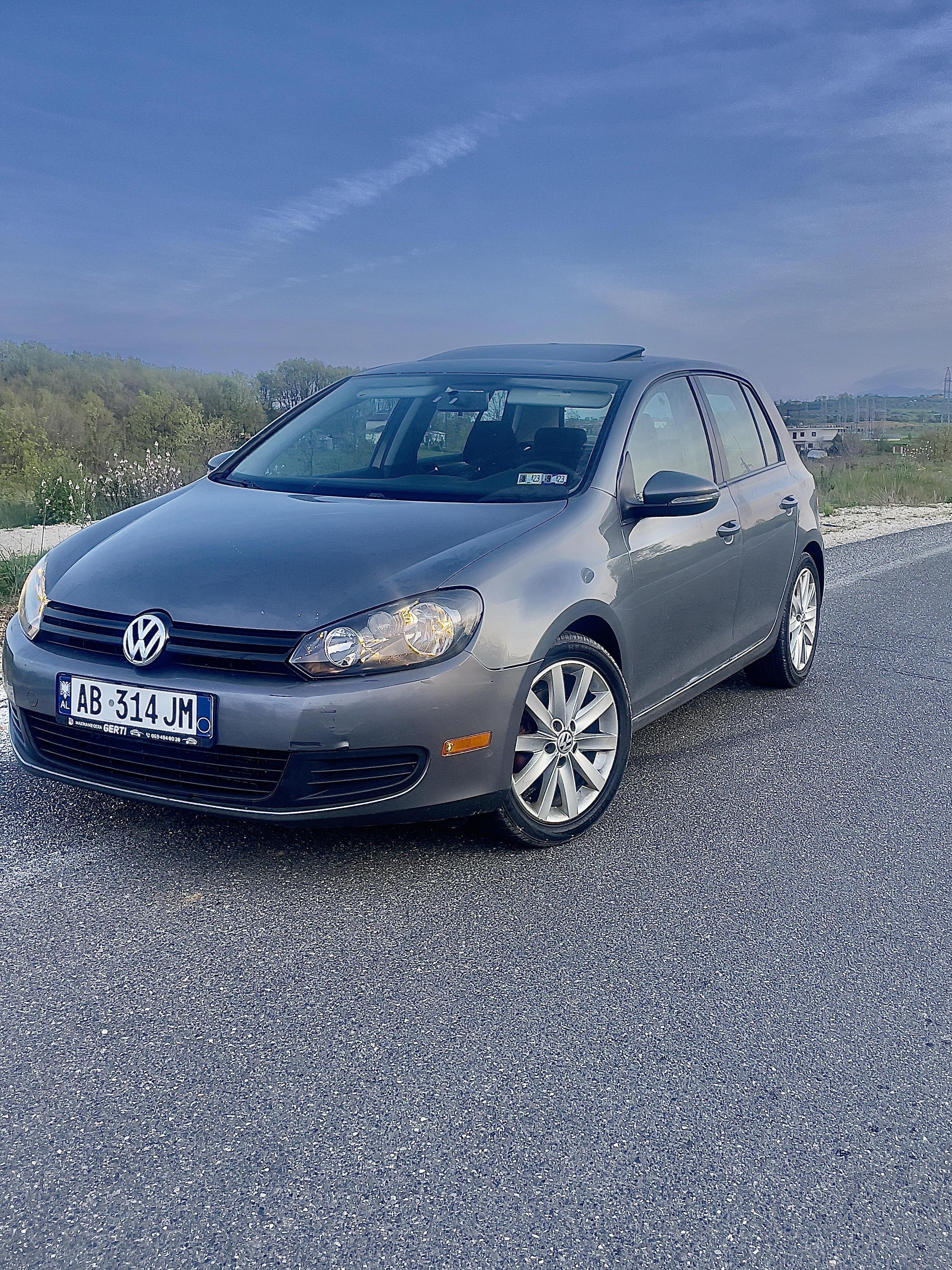 Volkswagen Golf R - side view