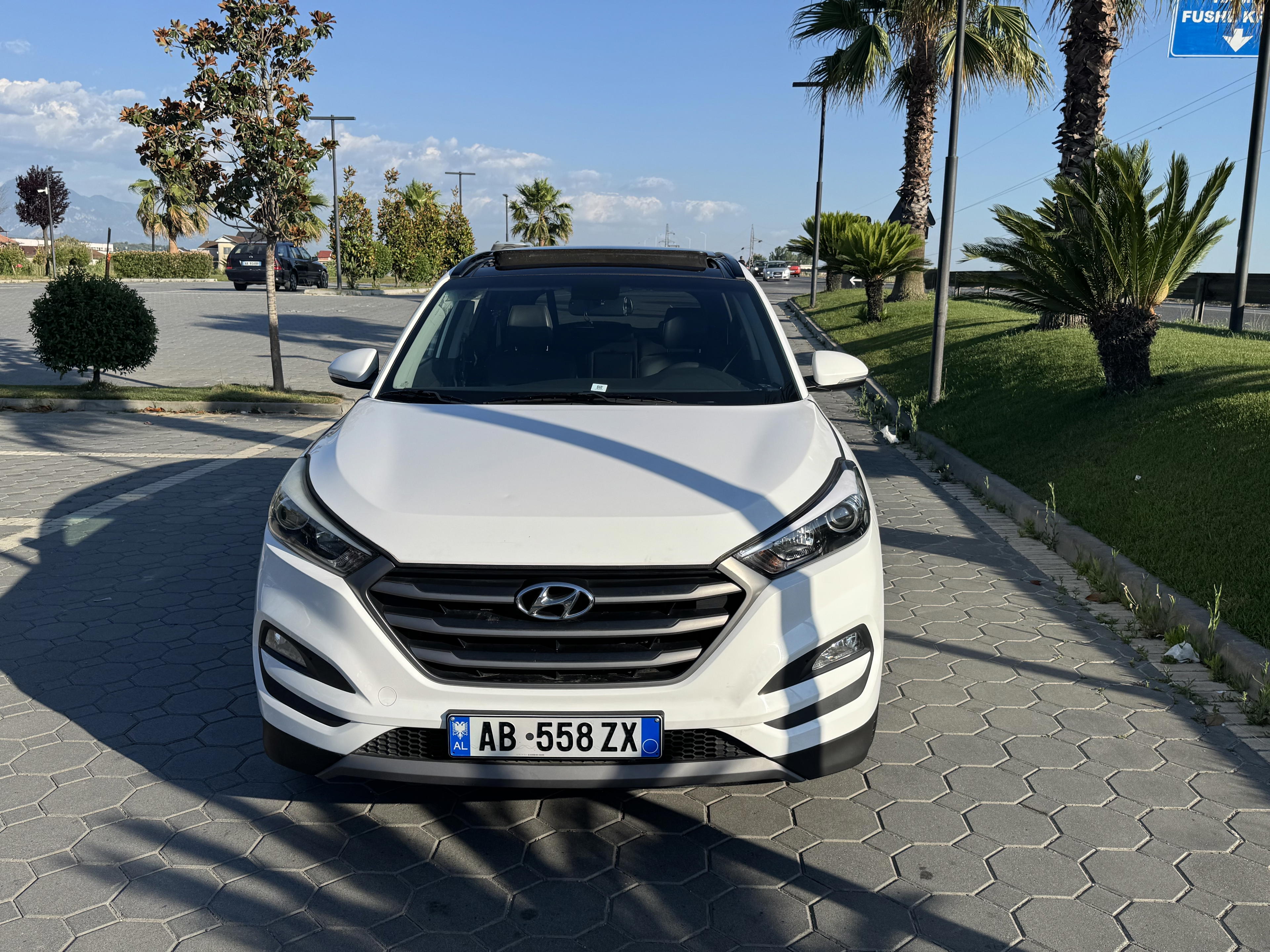 Hyundai Tucson - side view