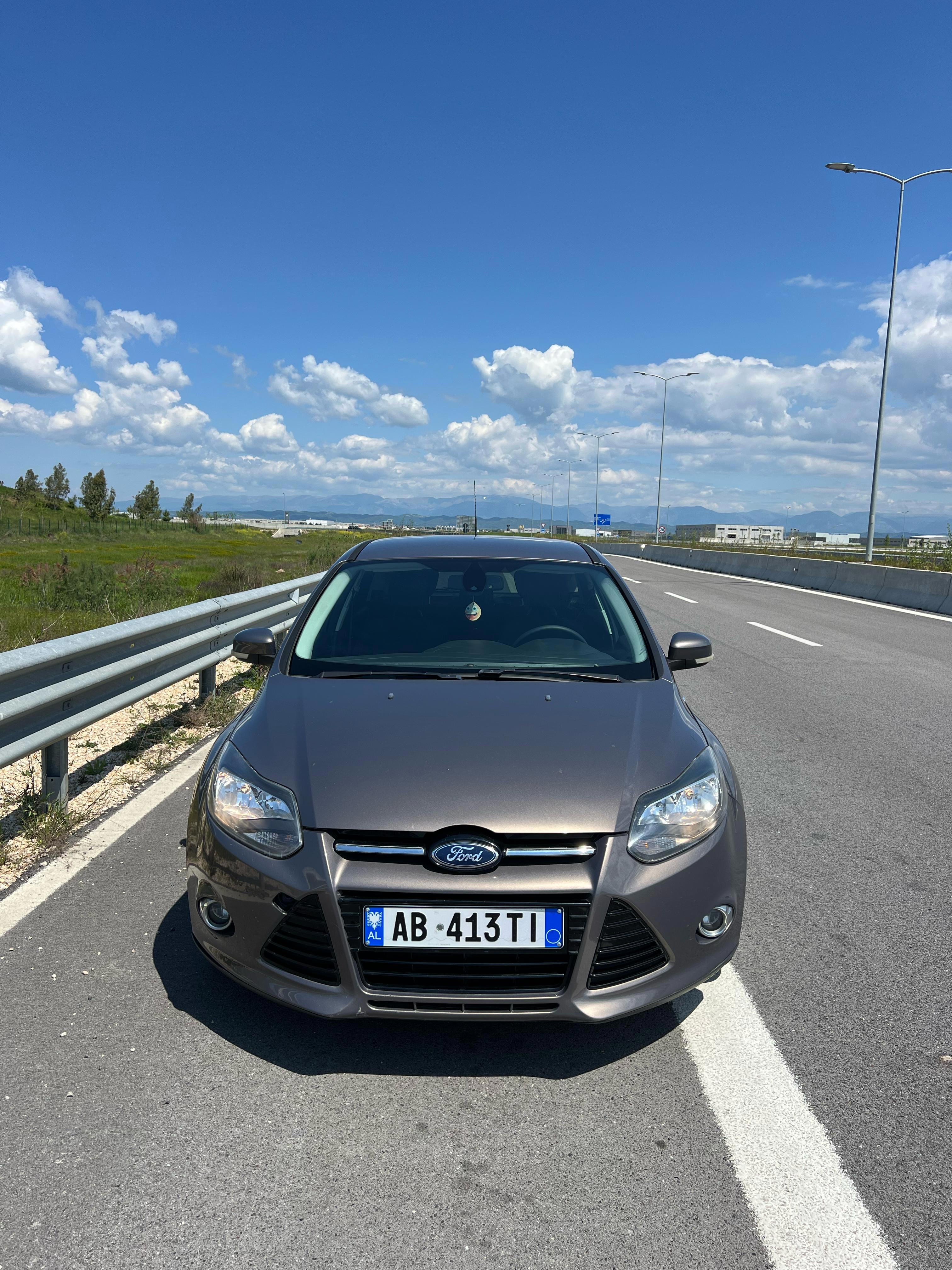 Ford Focus - side view