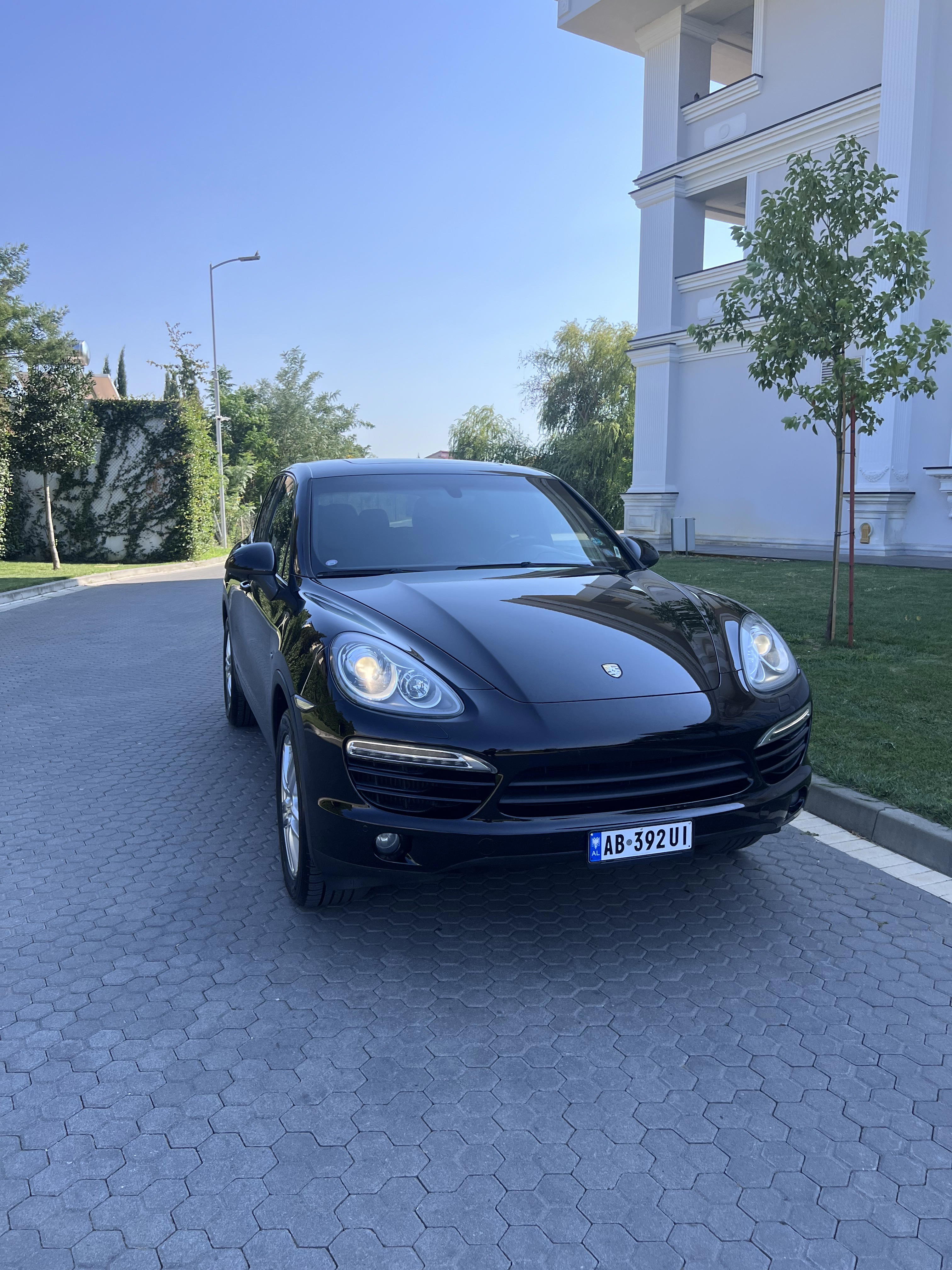 Porsche Cayenne - side view