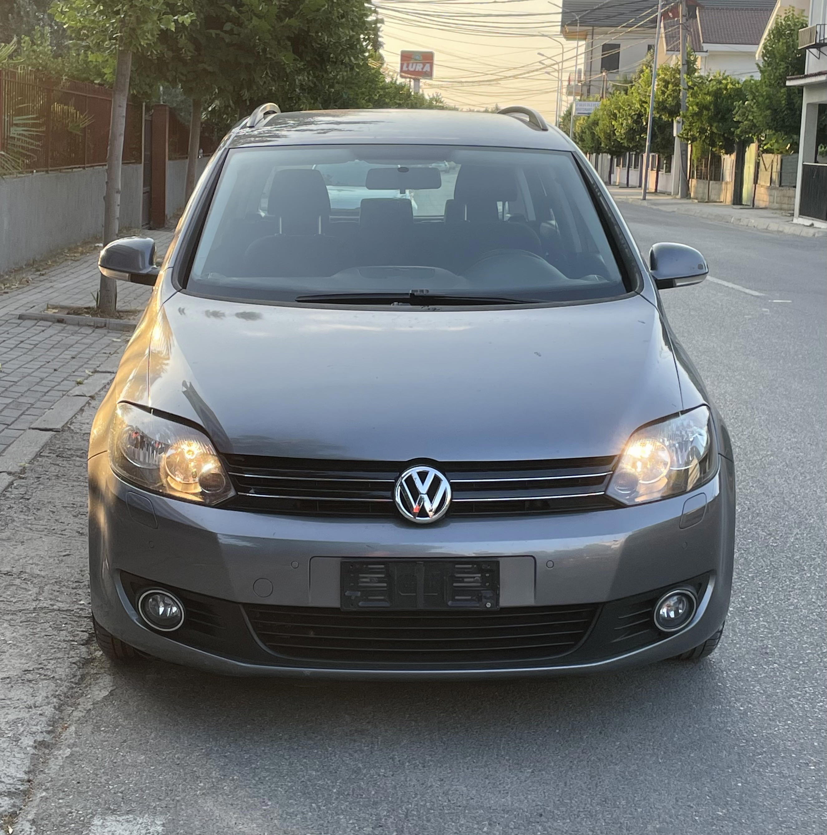 Volkswagen Golf - main photo