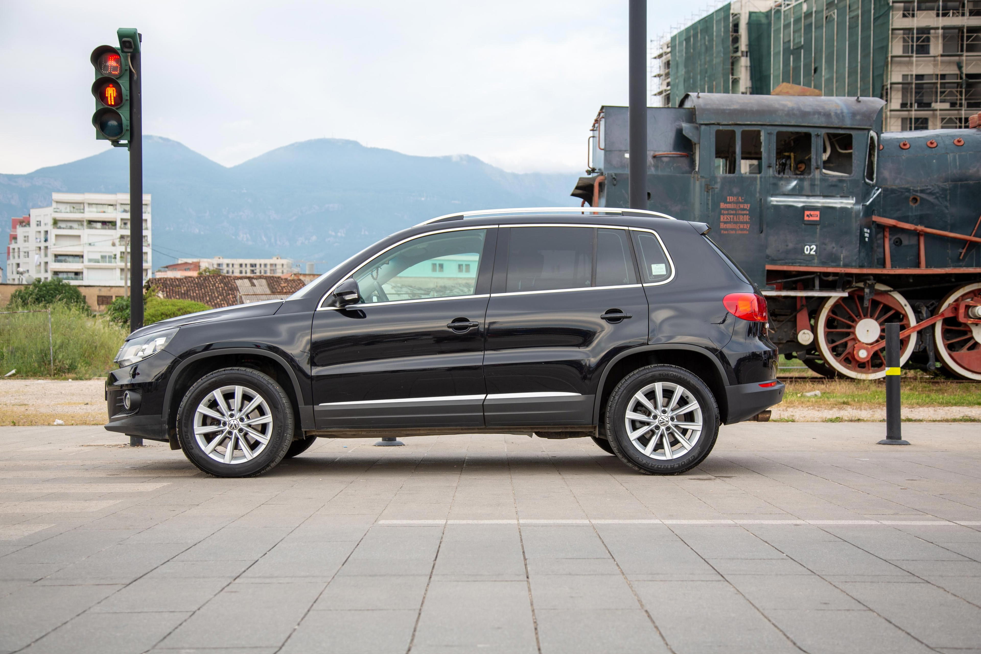 Volkswagen Tiguan - side view