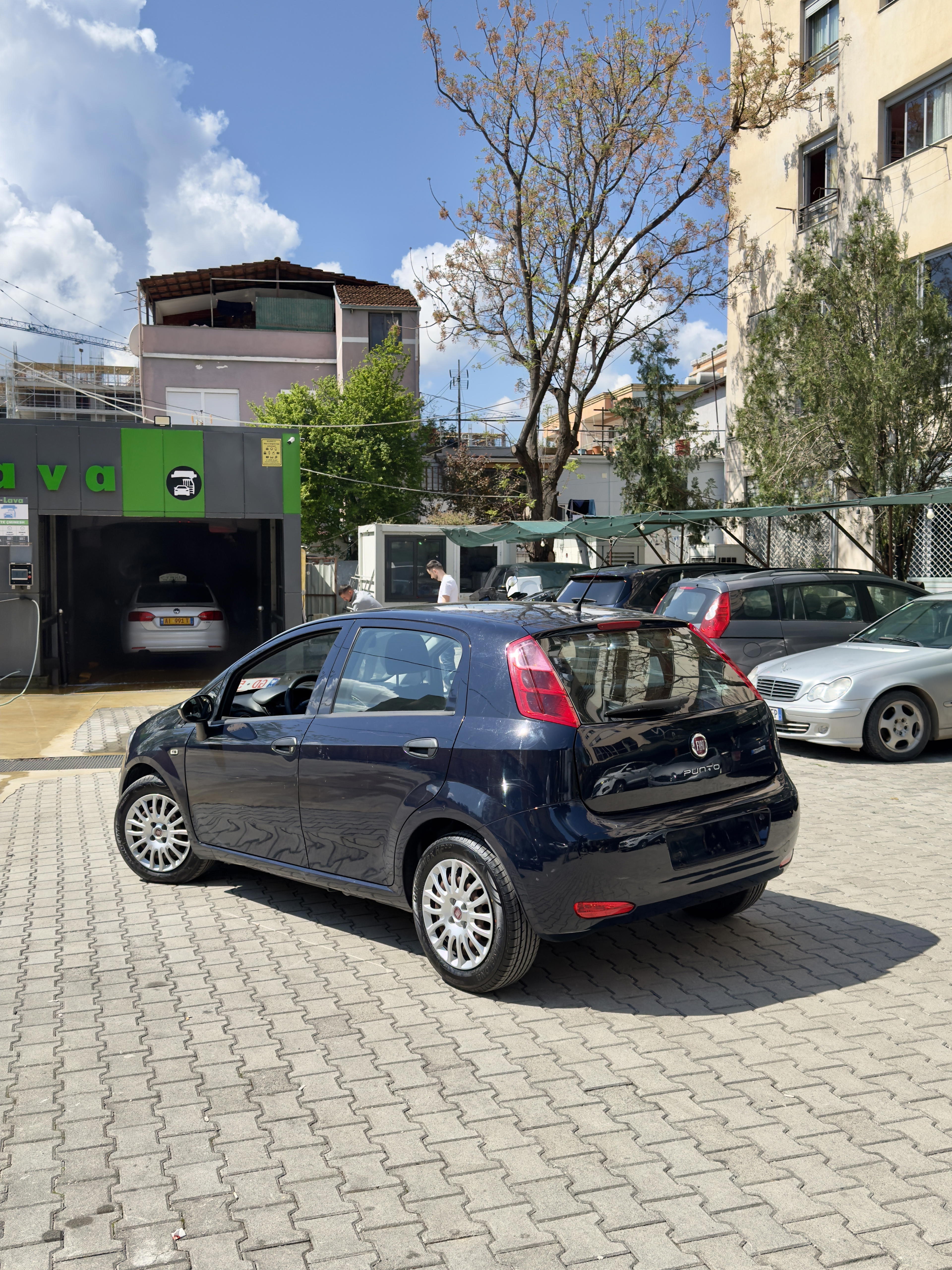 FIAT Grande Punto - side view