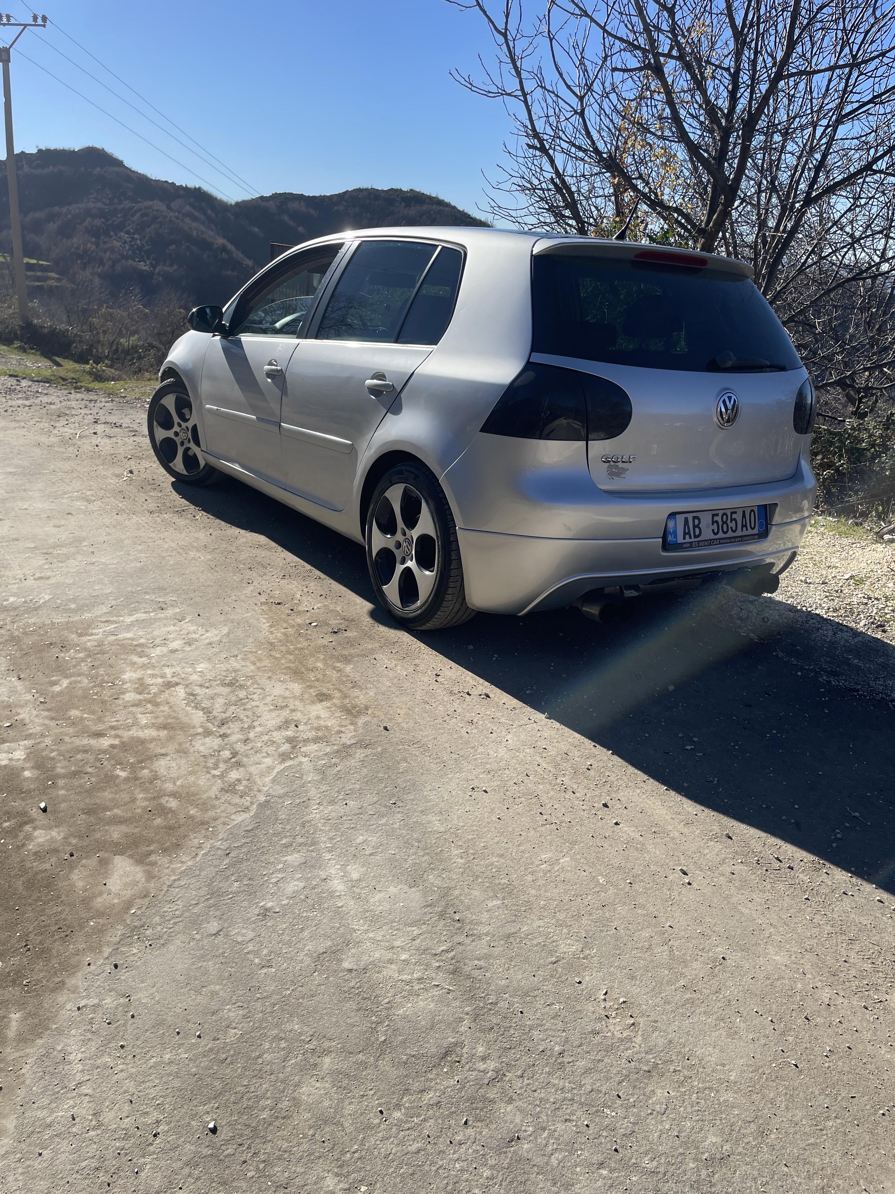 Volkswagen Golf - side view