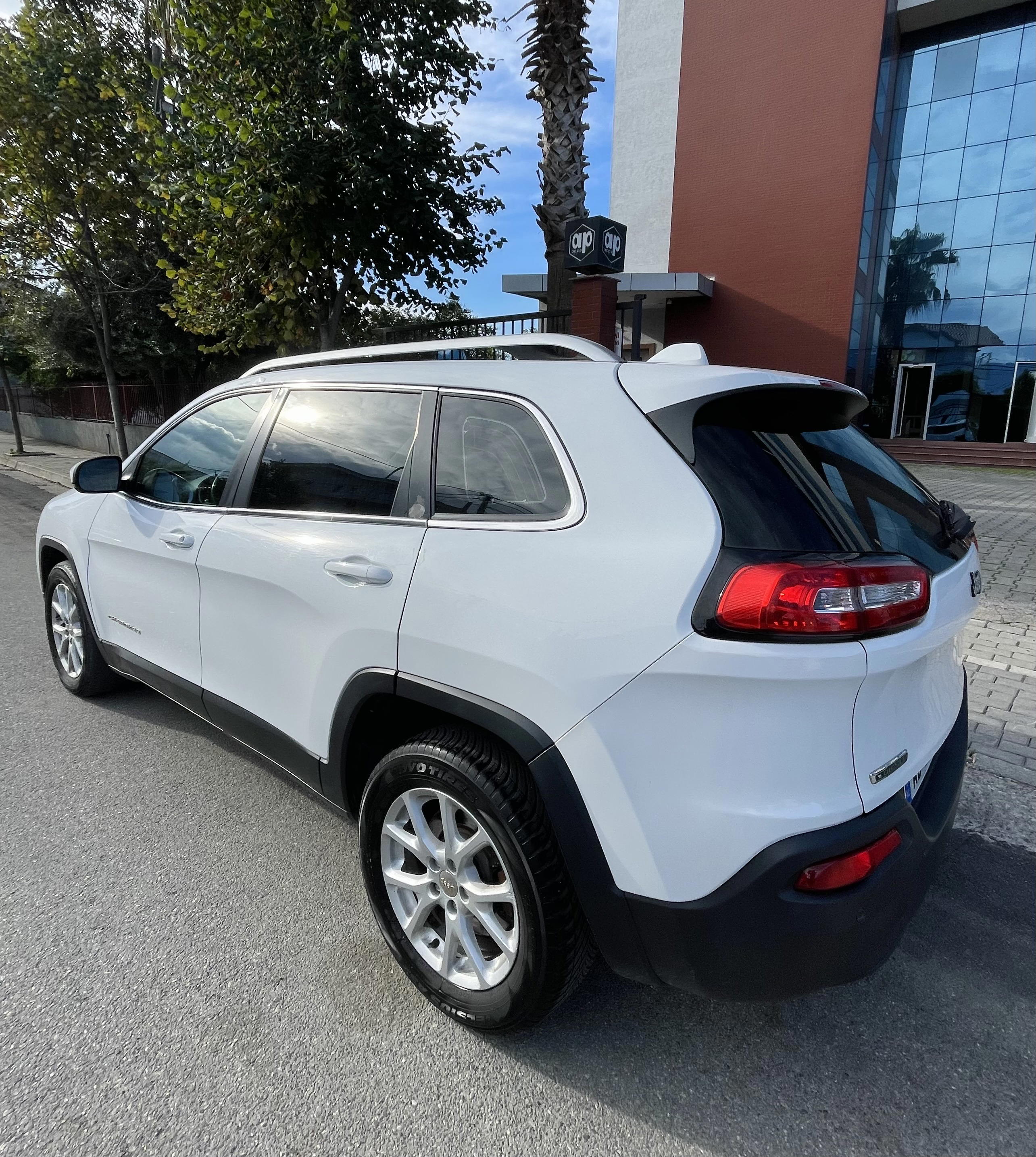Jeep Cherokee - photo 3