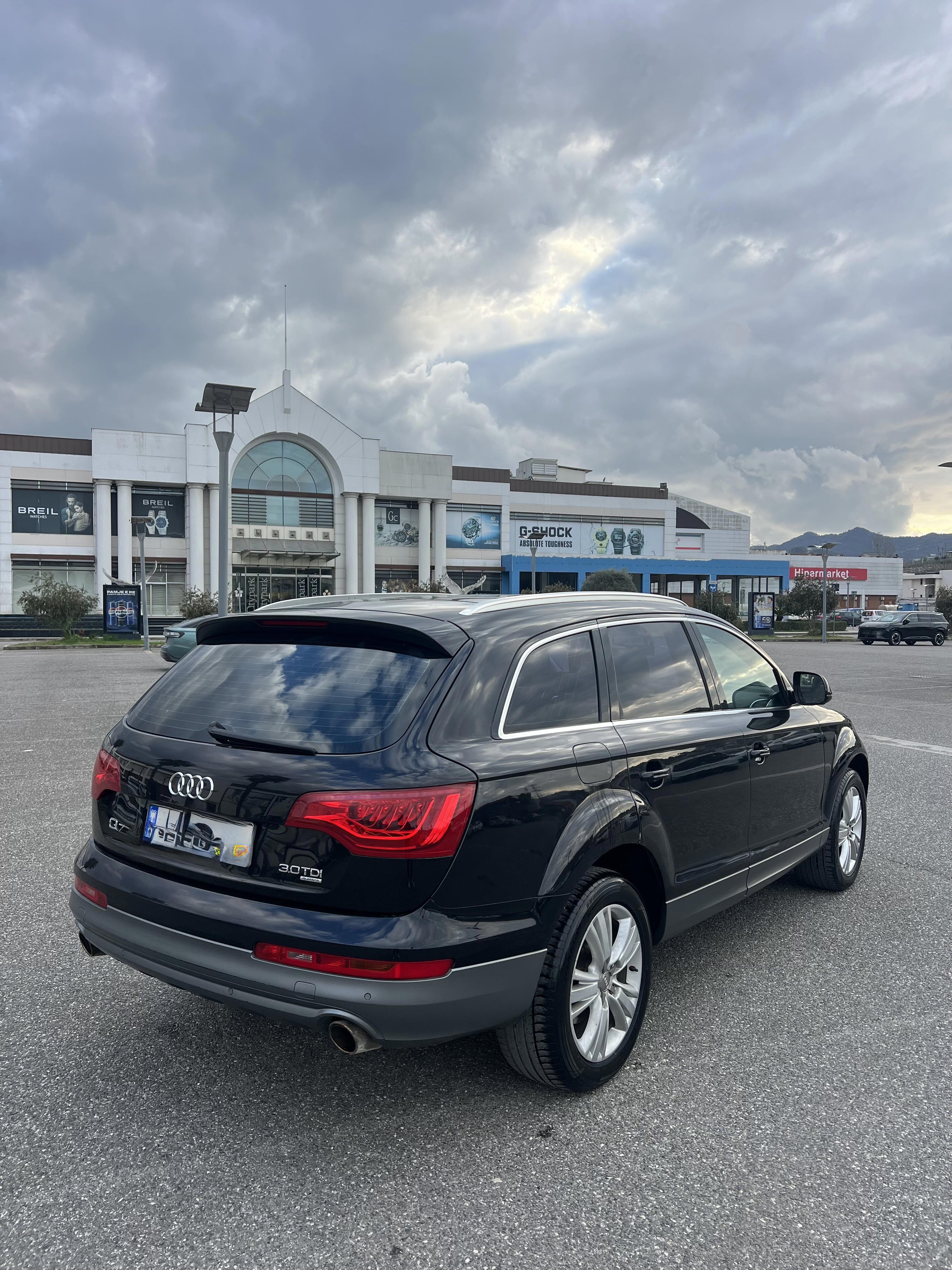 Audi Q7 - side view