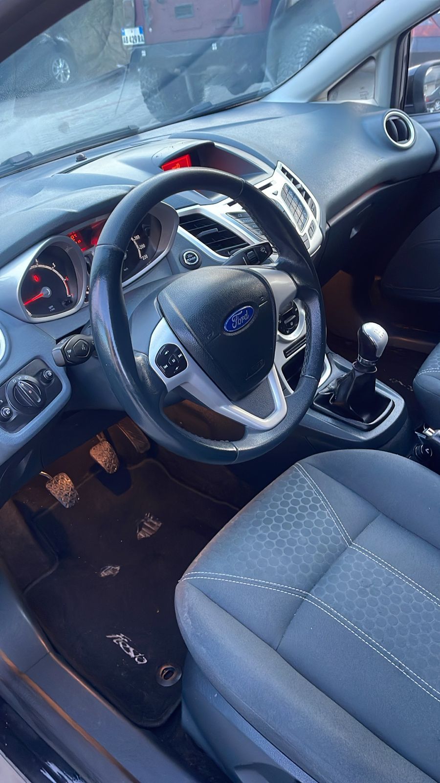 Ford Fiesta - photo 4