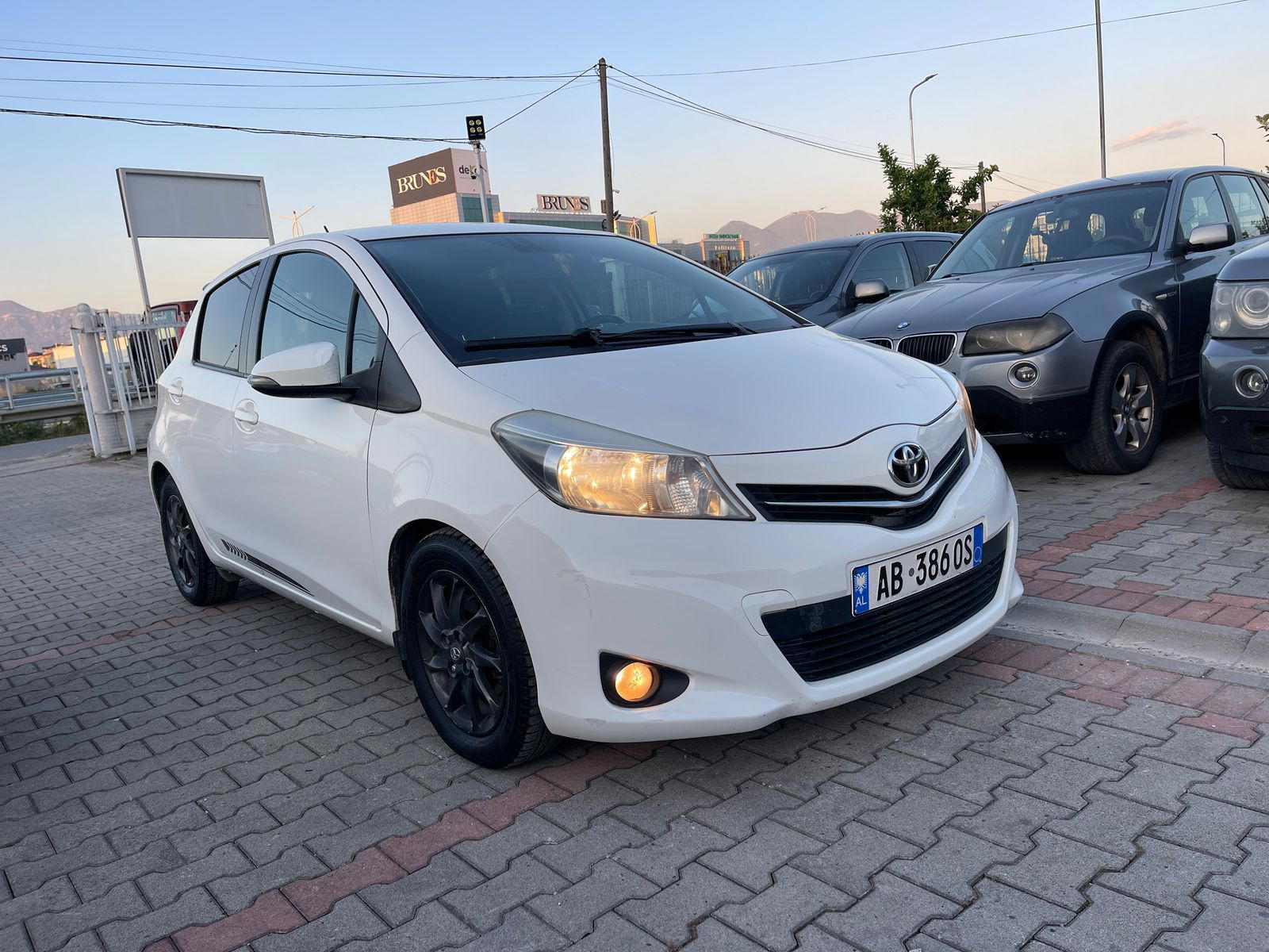 Toyota Yaris iA - side view