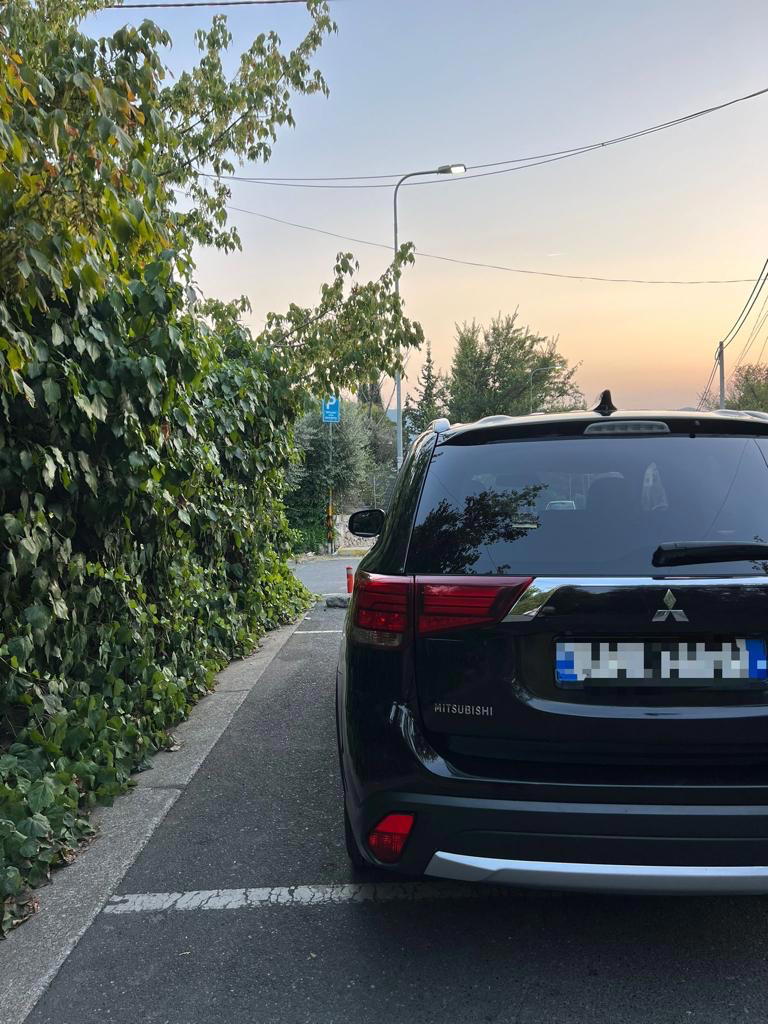 Mitsubishi Outlander - side view