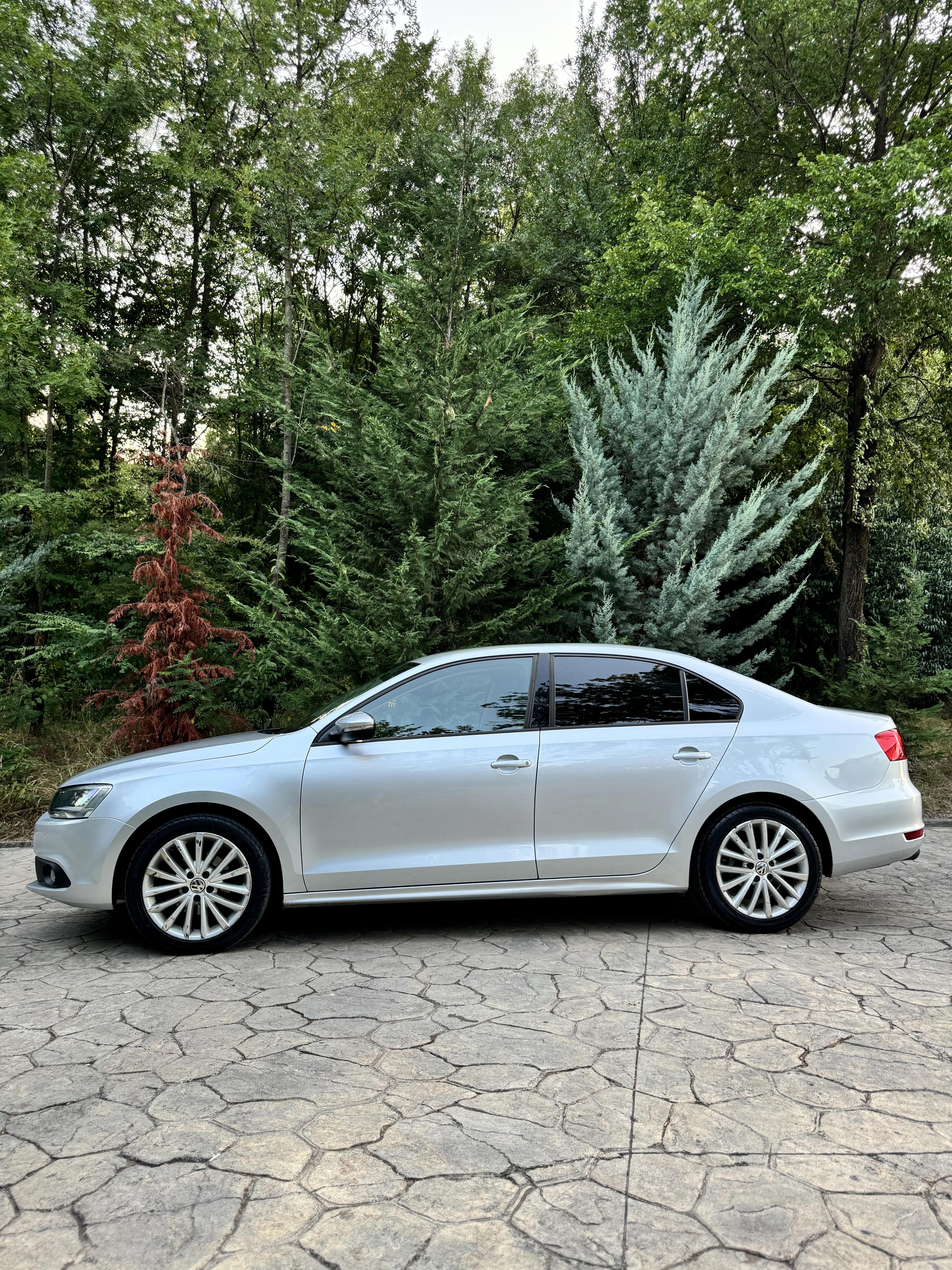 Volkswagen Jetta - side view