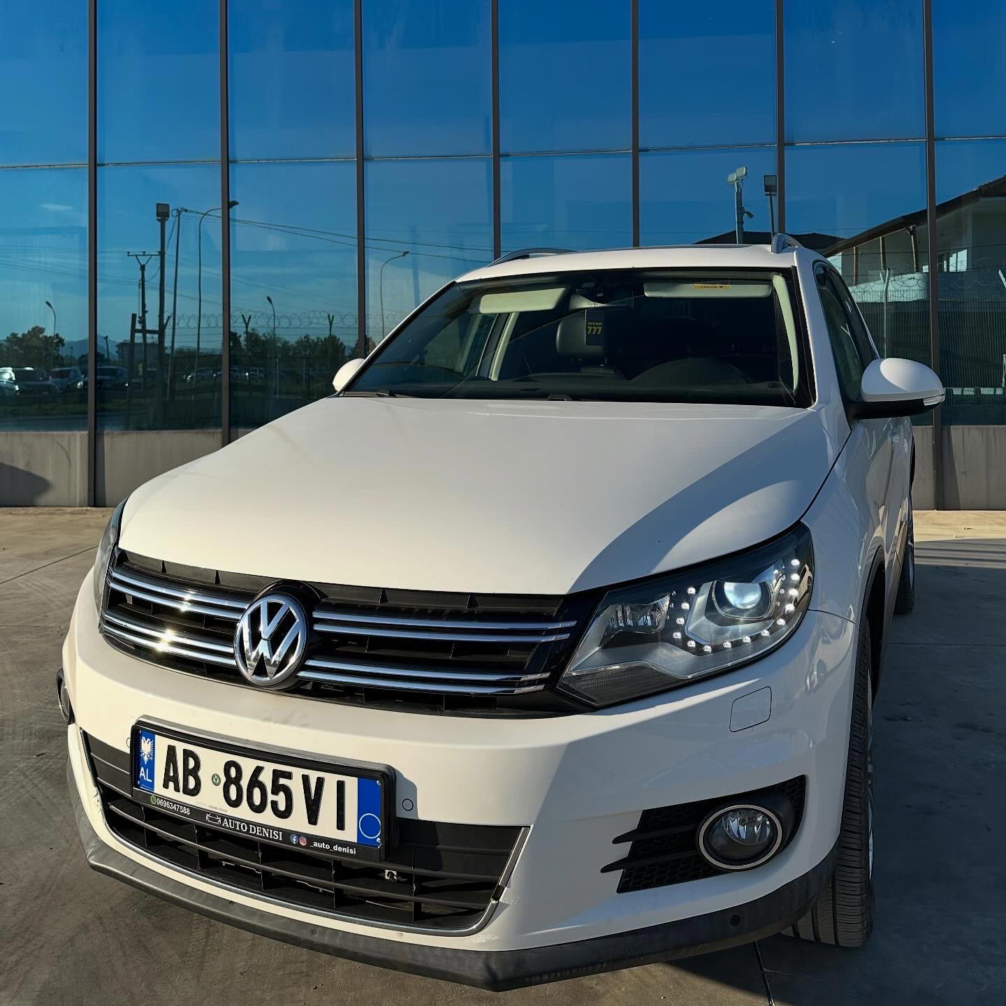Volkswagen Tiguan - main photo