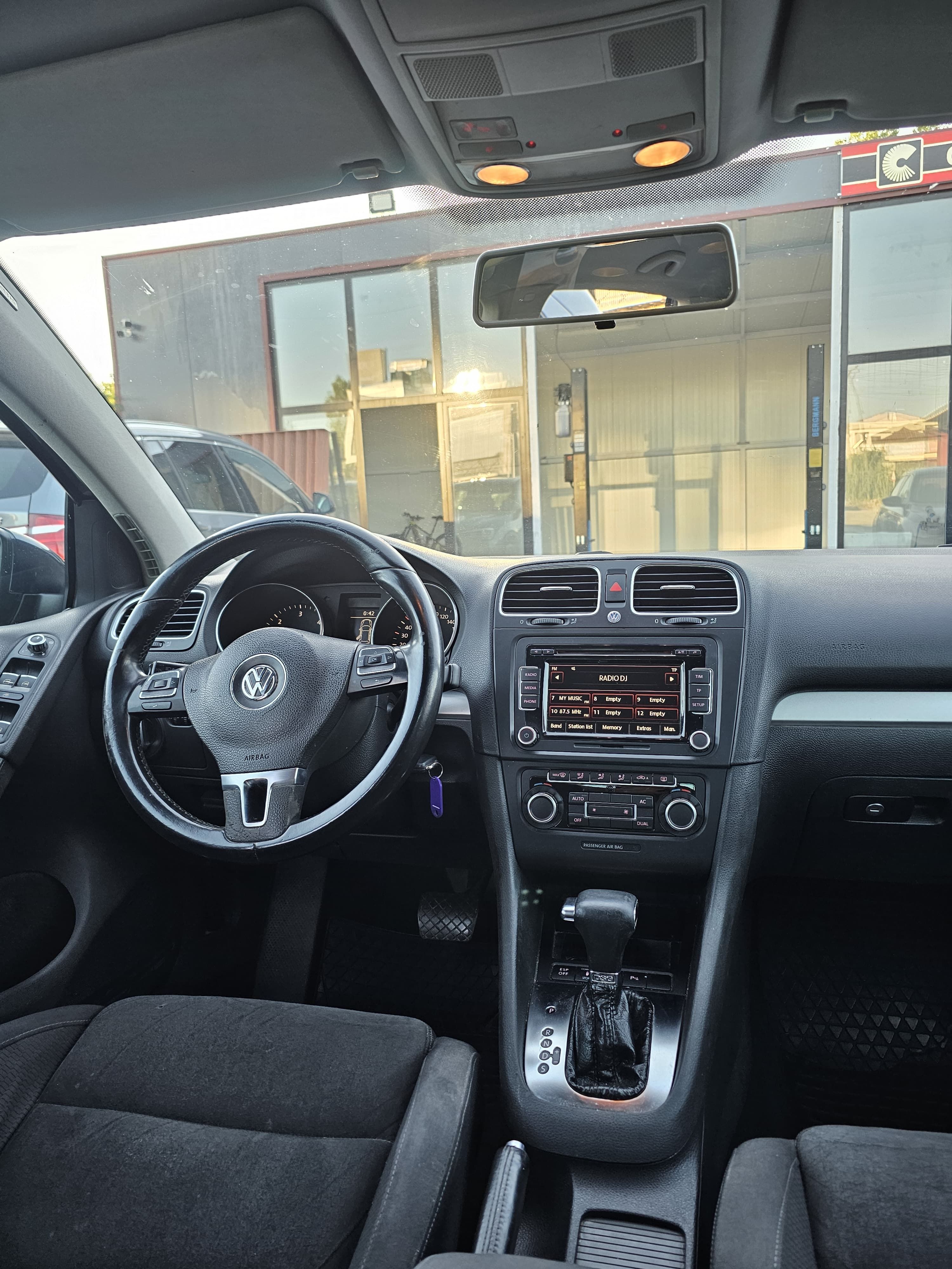 Volkswagen Golf - side view
