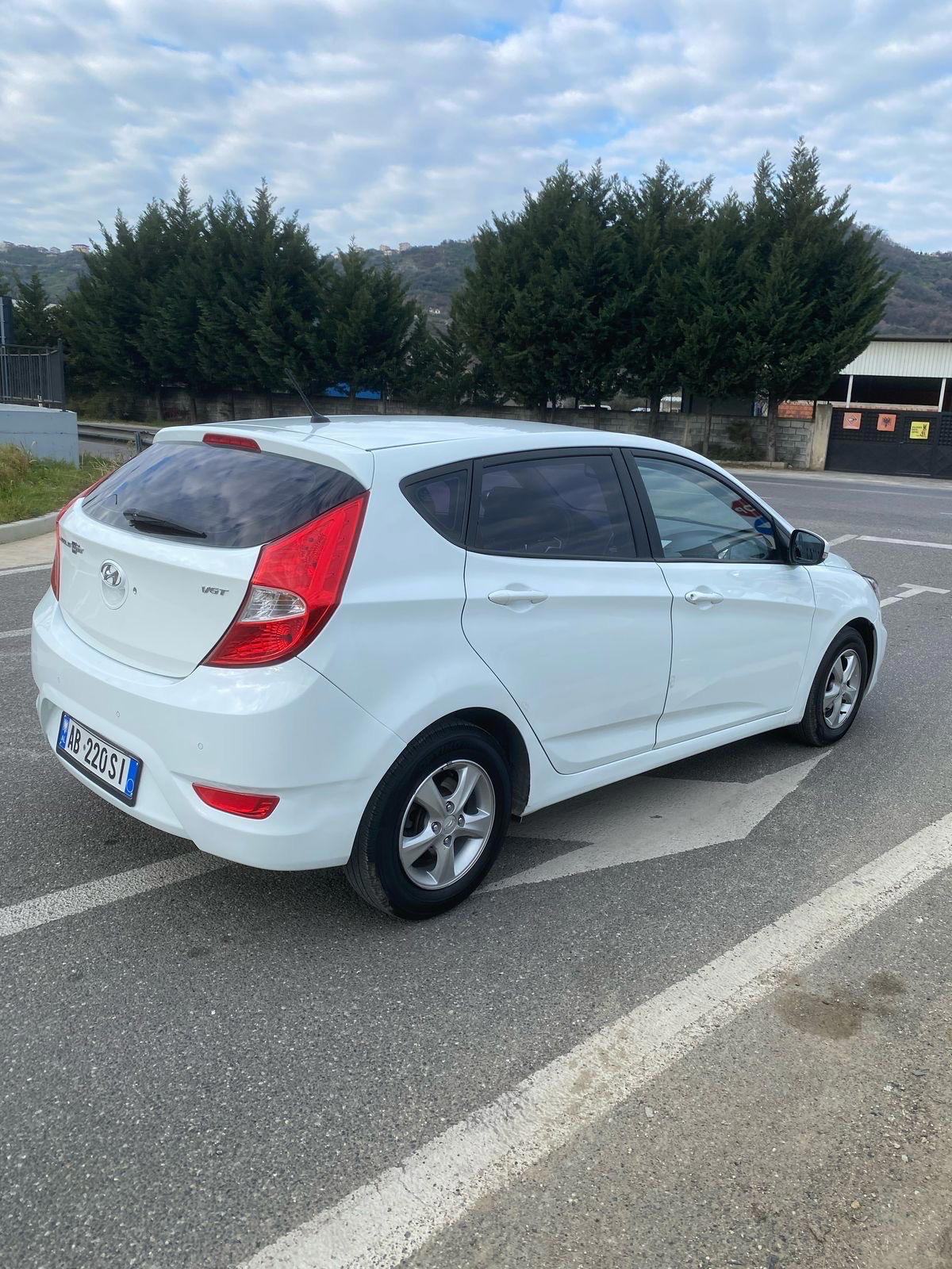 Hyundai Accent - side view