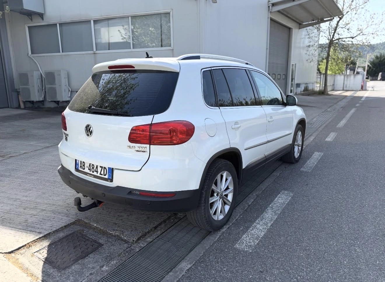 Volkswagen Tiguan - side view