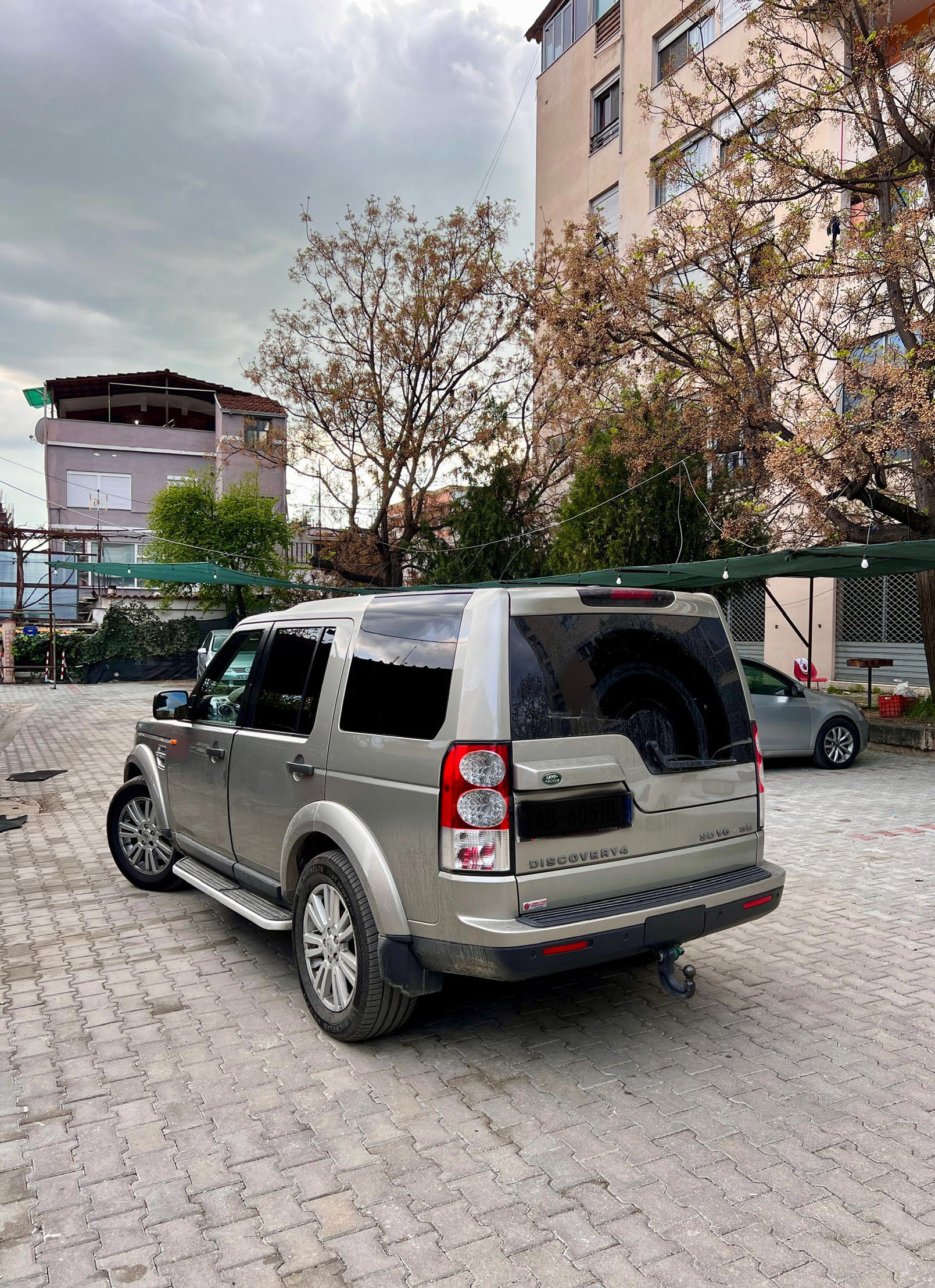 Land Rover LR4 - side view