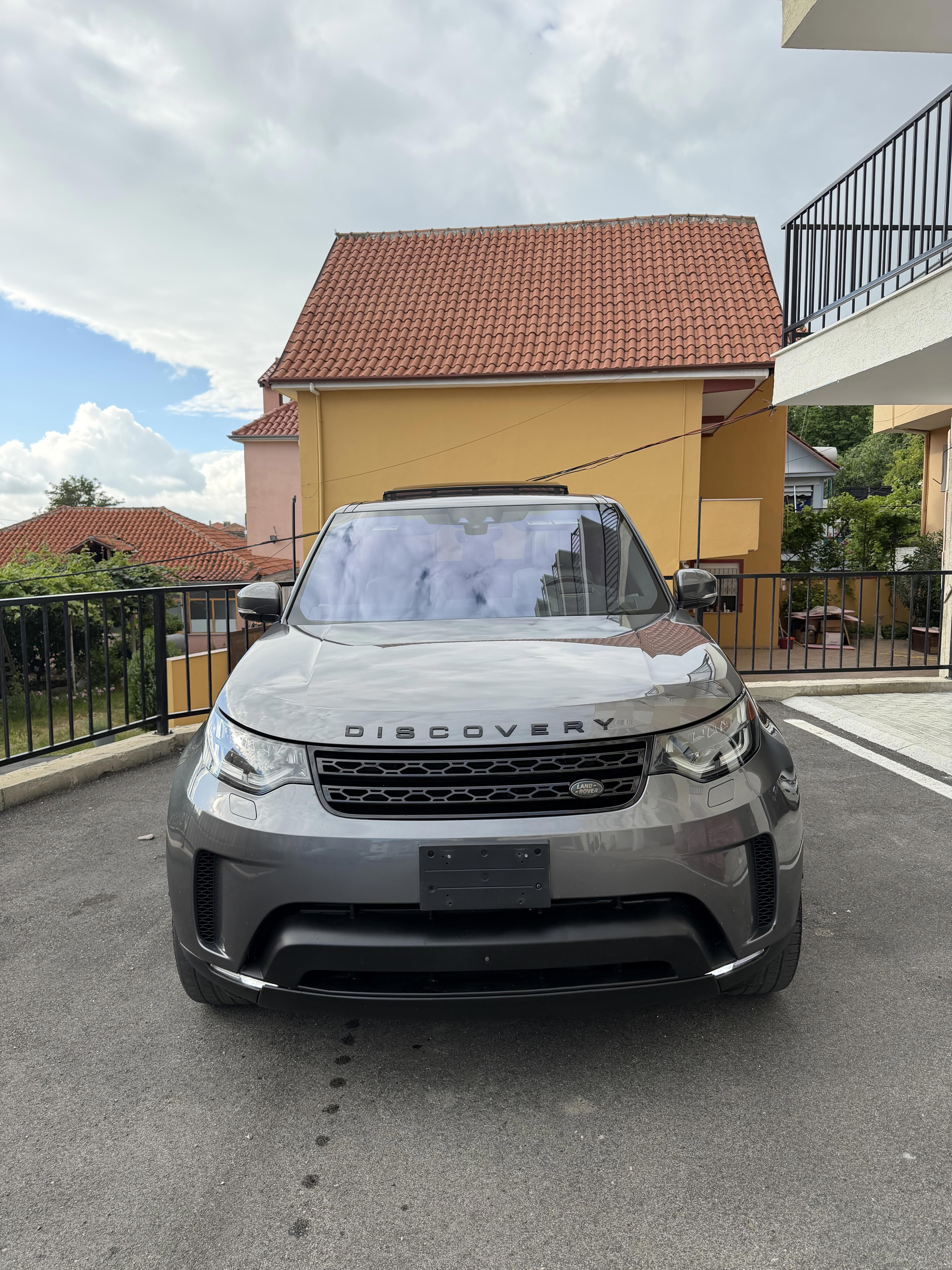 Land Rover Discovery - side view