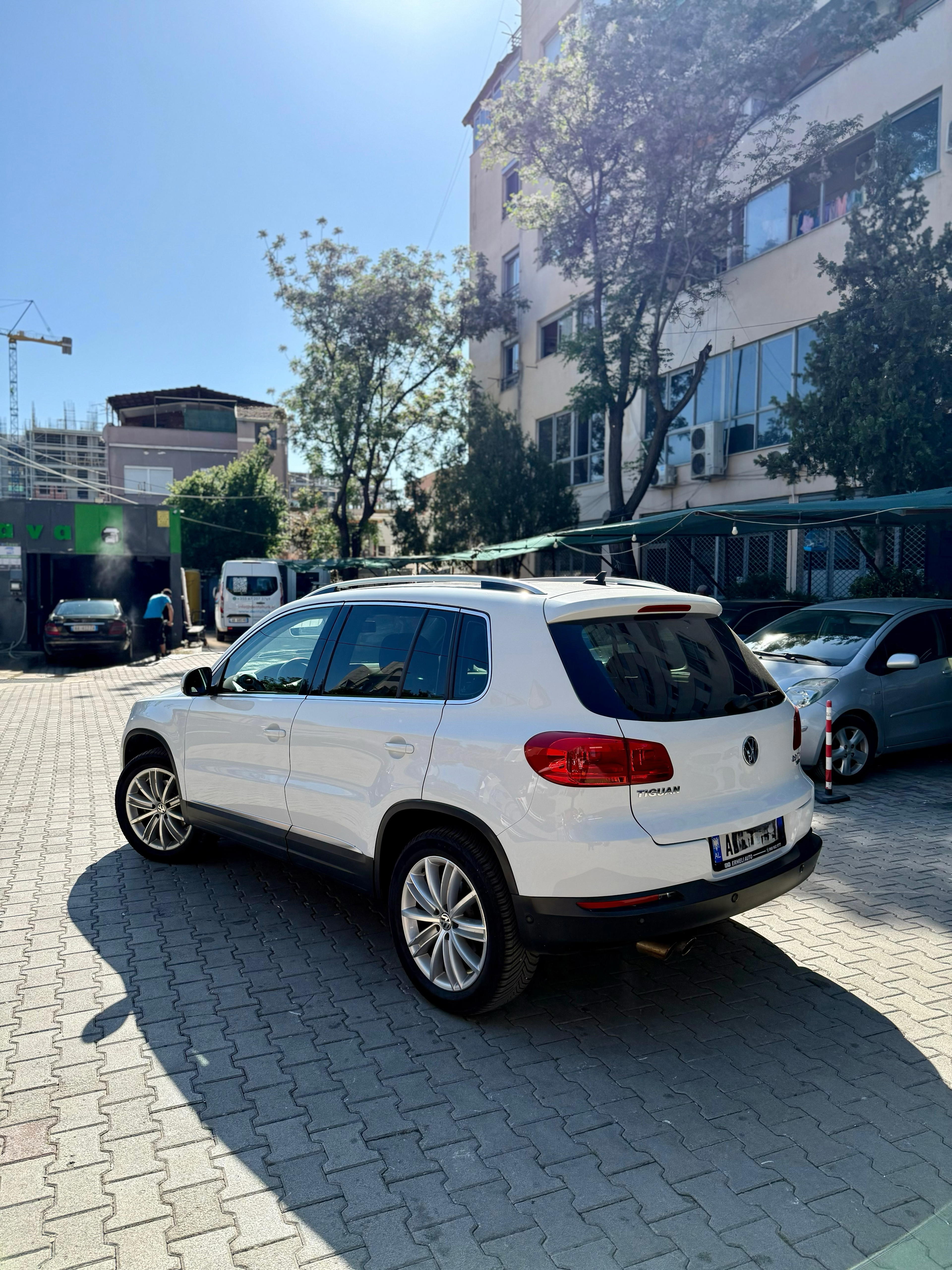 Volkswagen Tiguan - side view