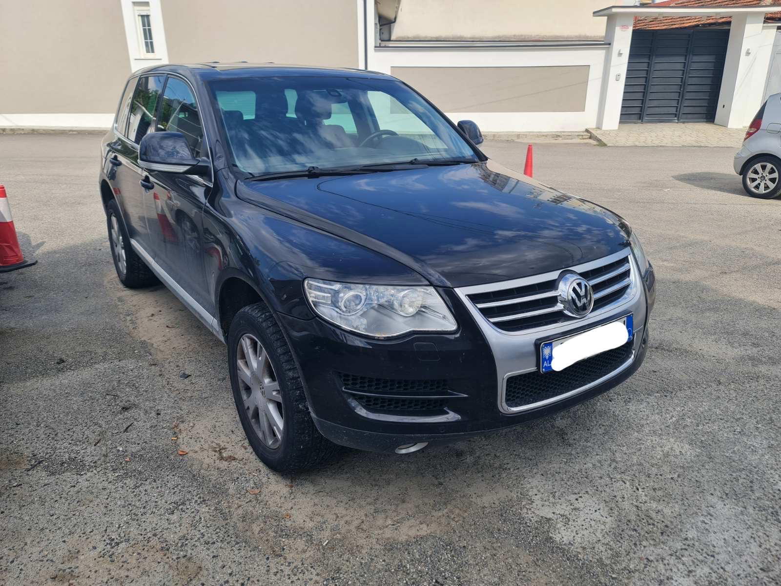 Volkswagen Touareg - side view