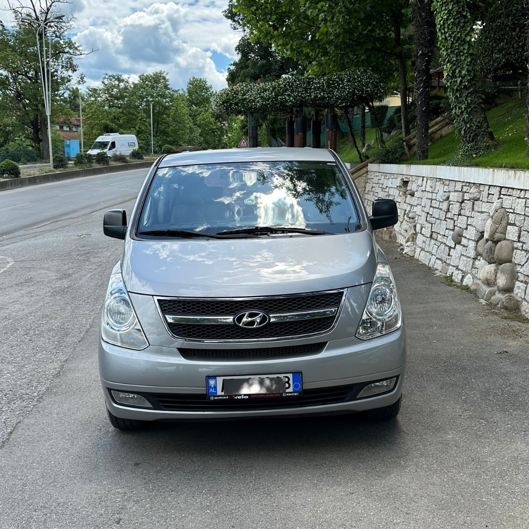 Hyundai Starex - side view