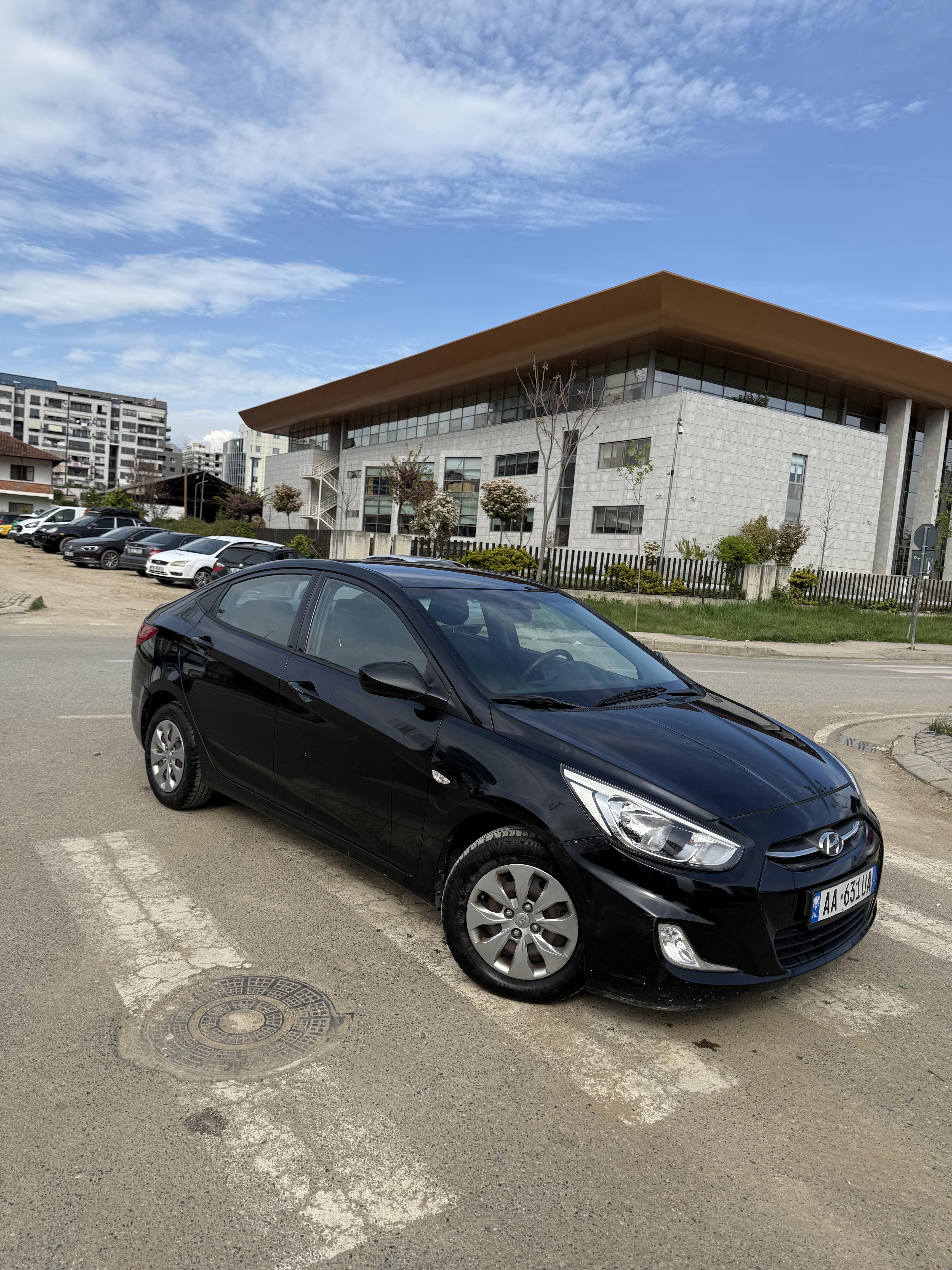 Hyundai Accent - side view