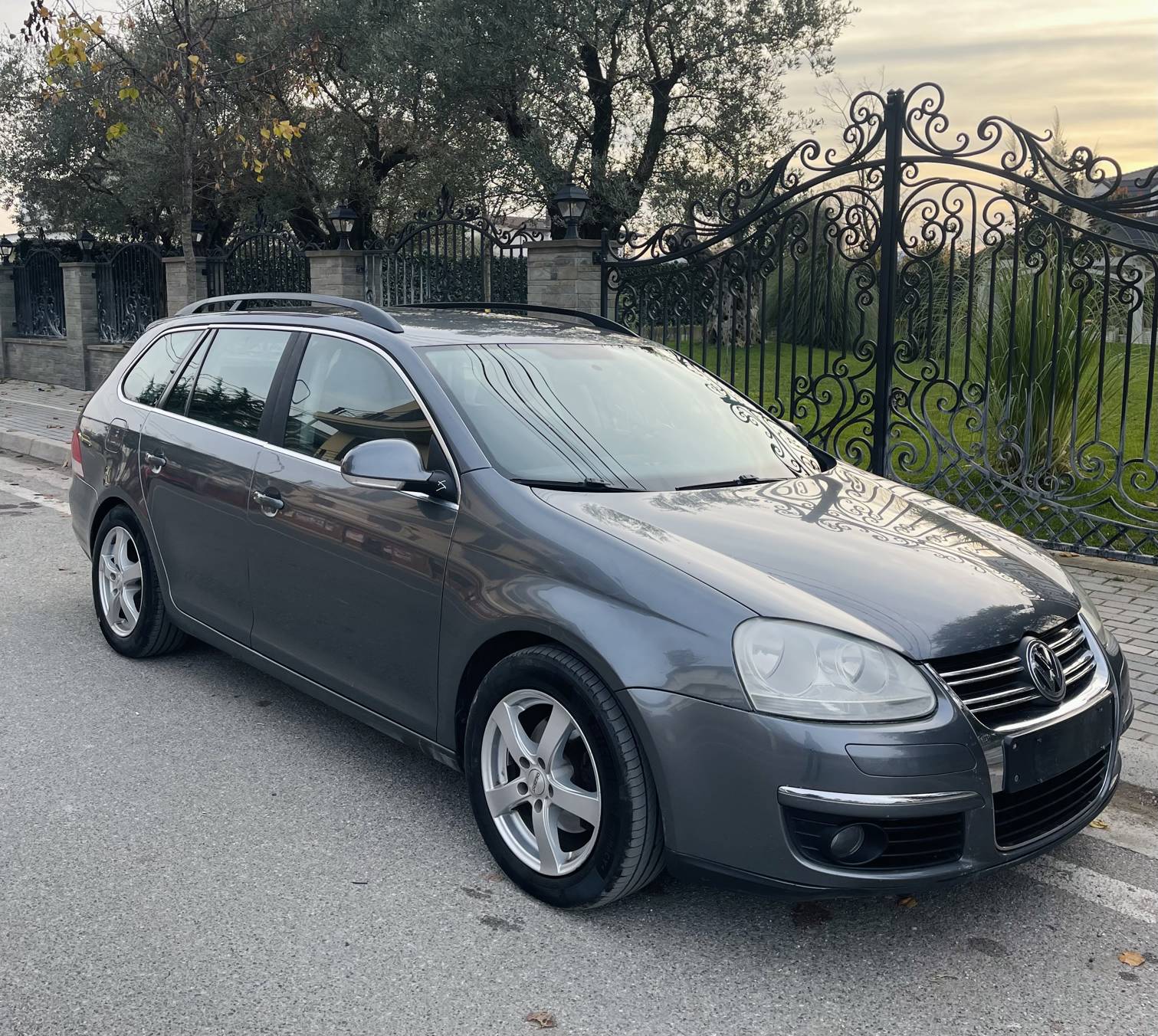 Volkswagen Golf SportWagen - side view