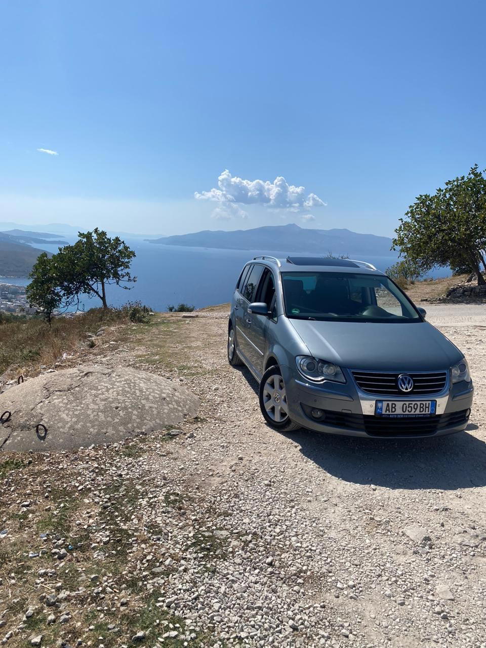 Volkswagen Touran - side view