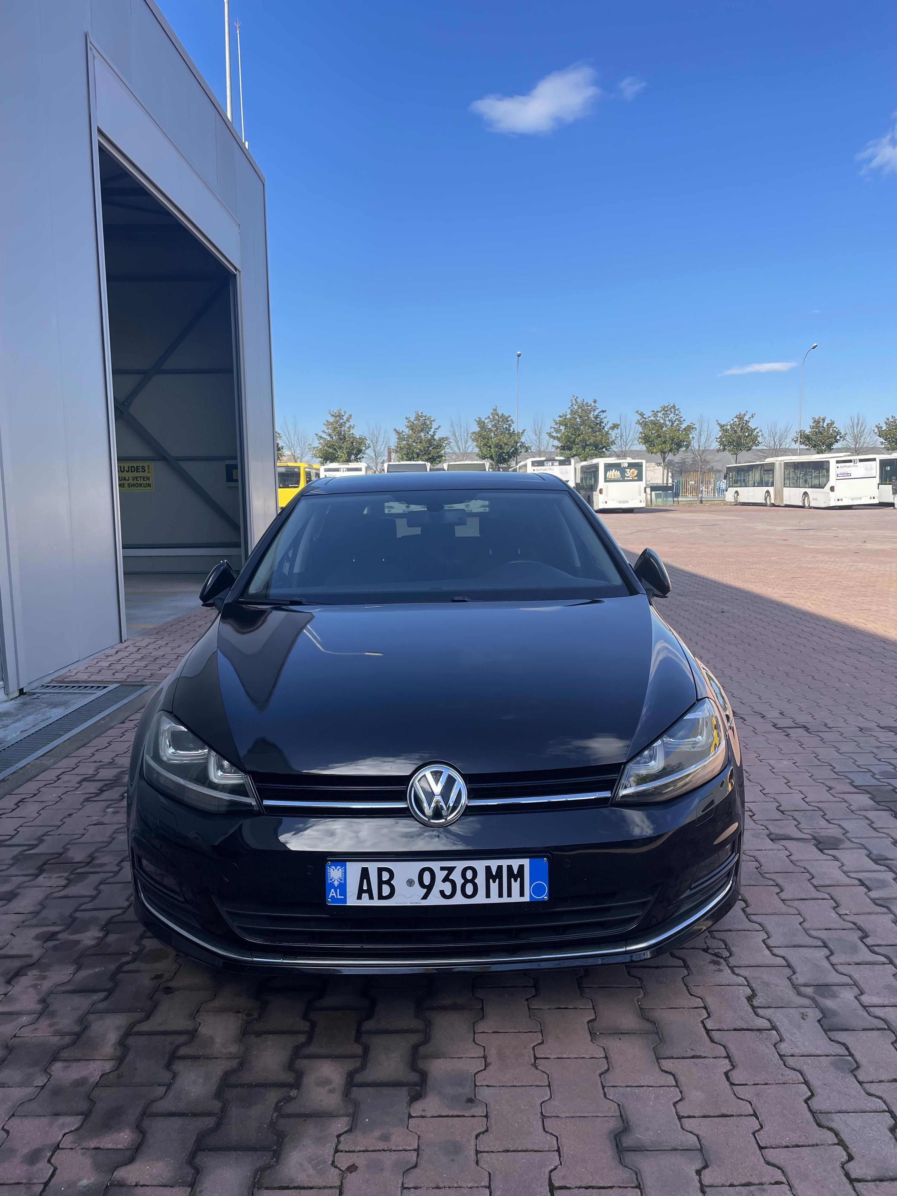 Volkswagen Golf - side view