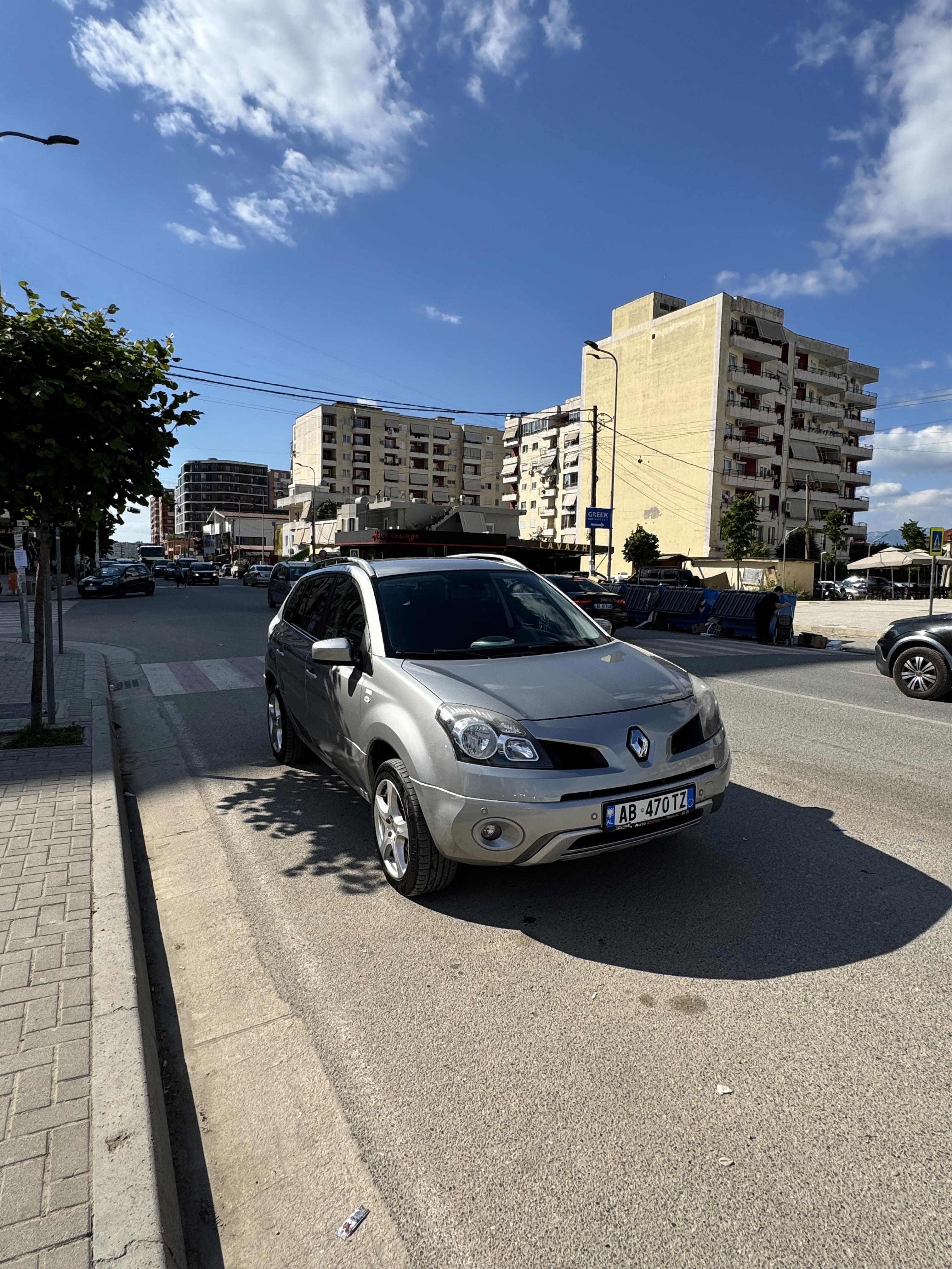 Renault Latitude - main photo