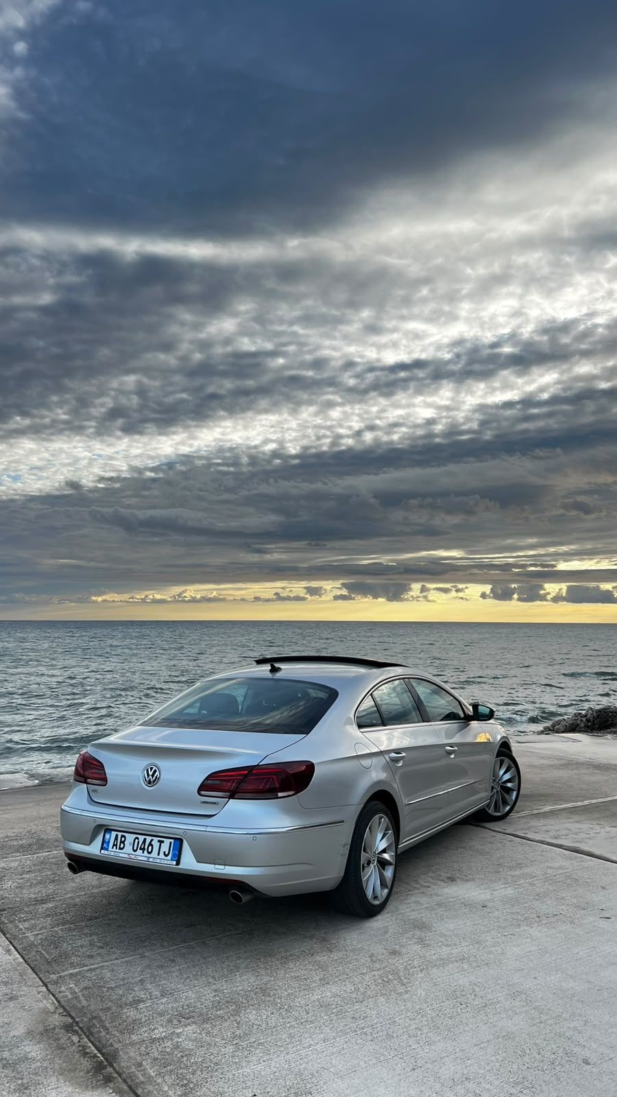 Volkswagen Passat - side view