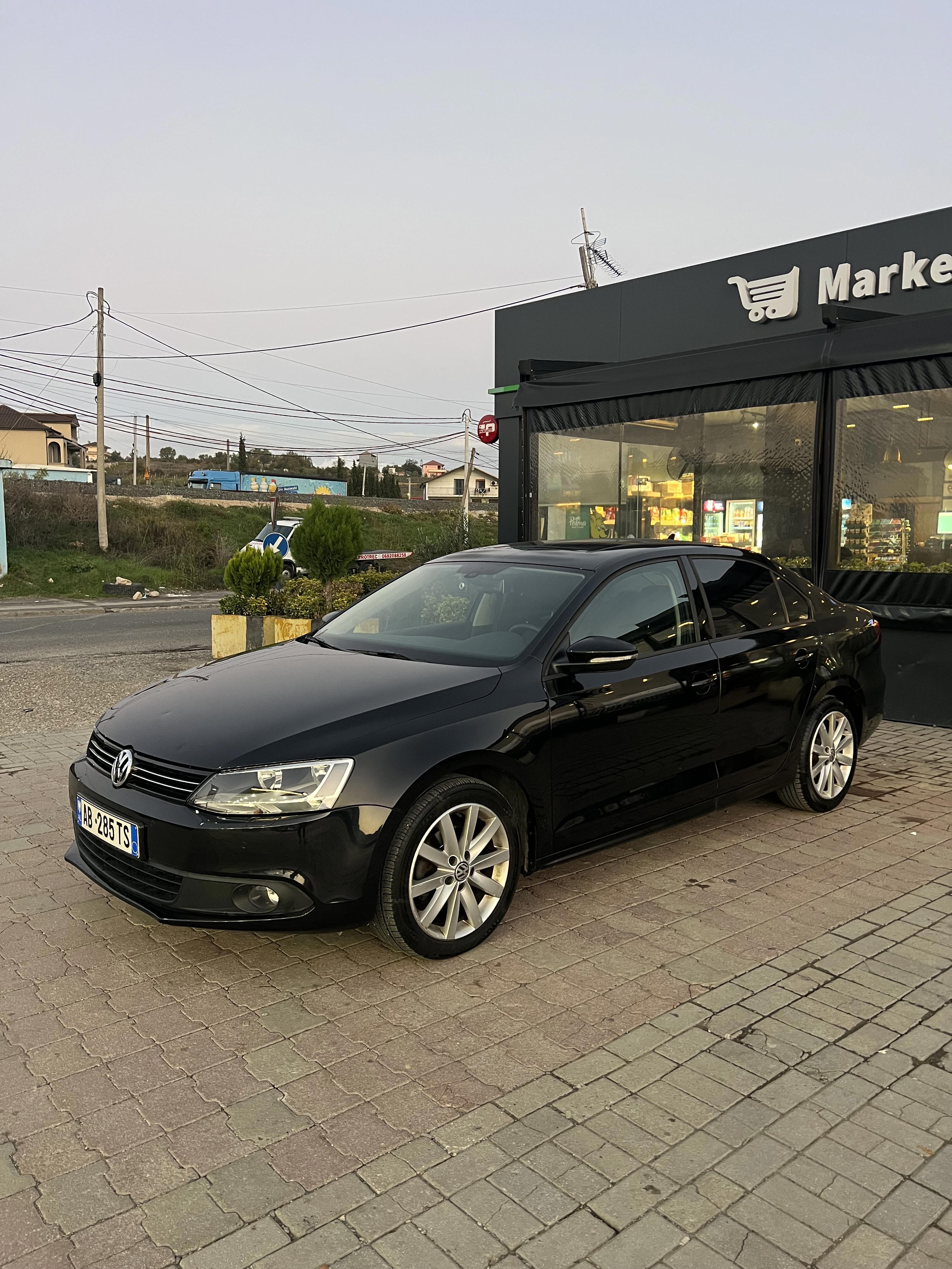 Volkswagen Jetta - side view