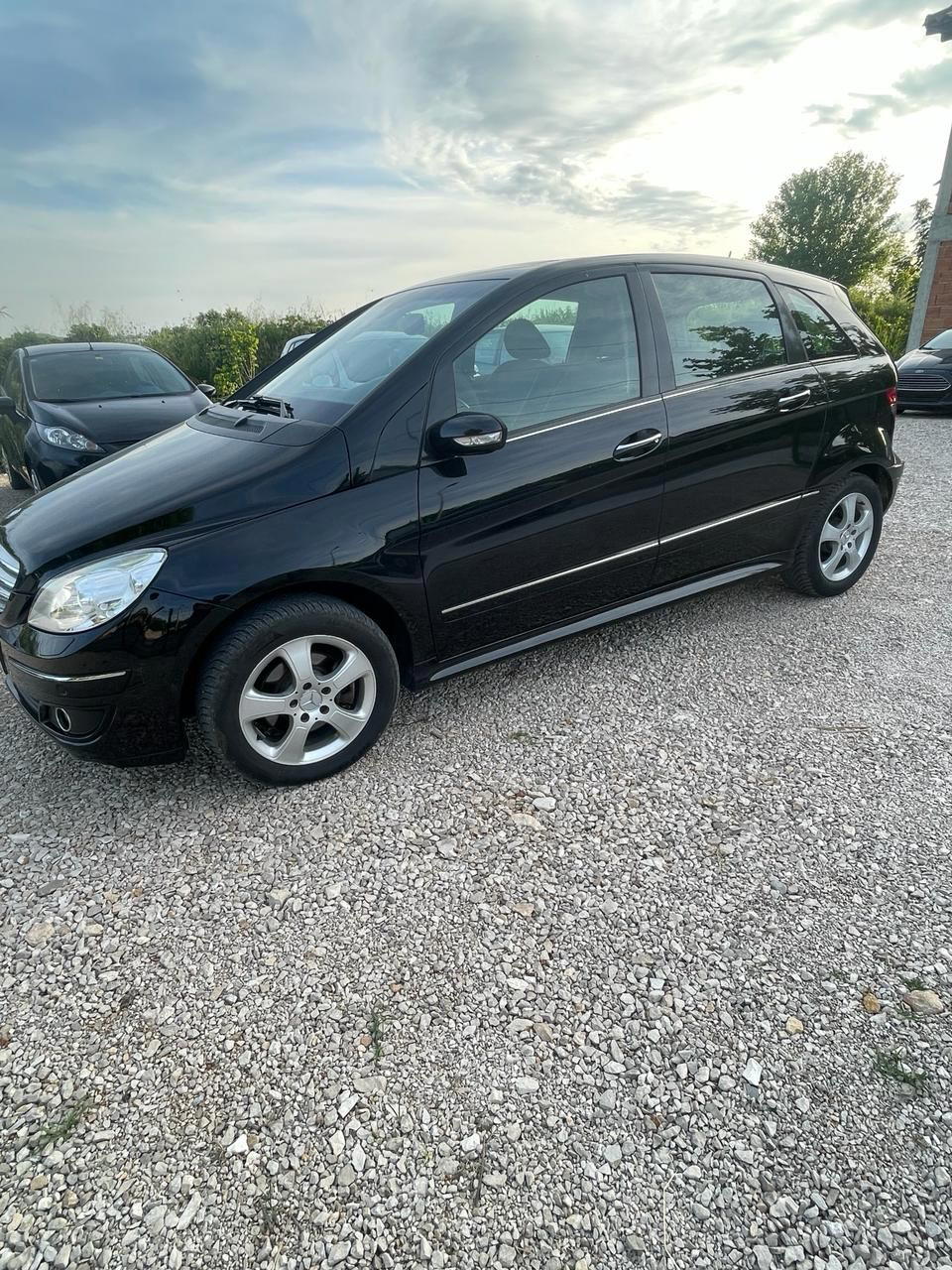 Mercedes-Benz B-Class - side view