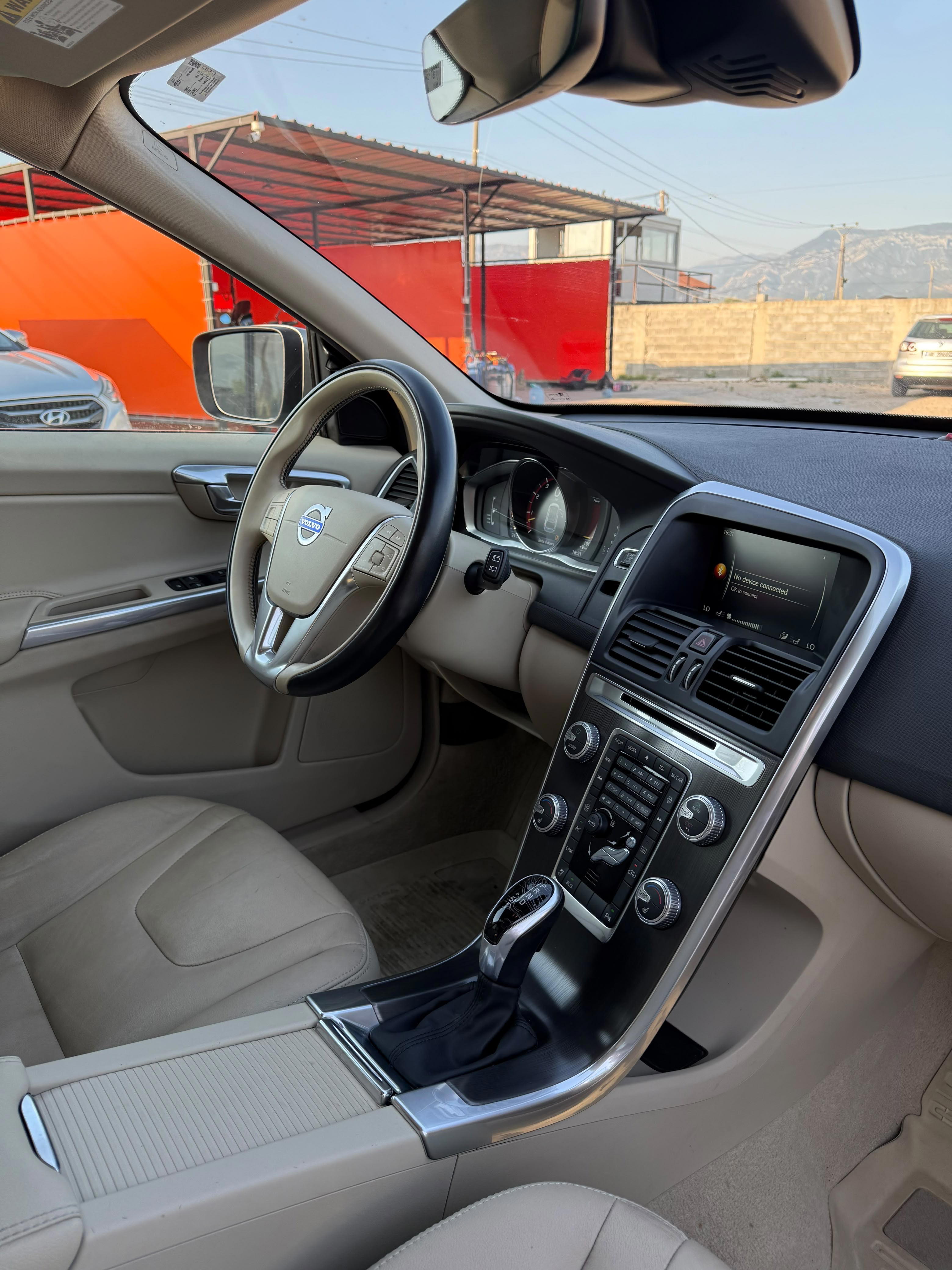 Volvo XC60 - side view